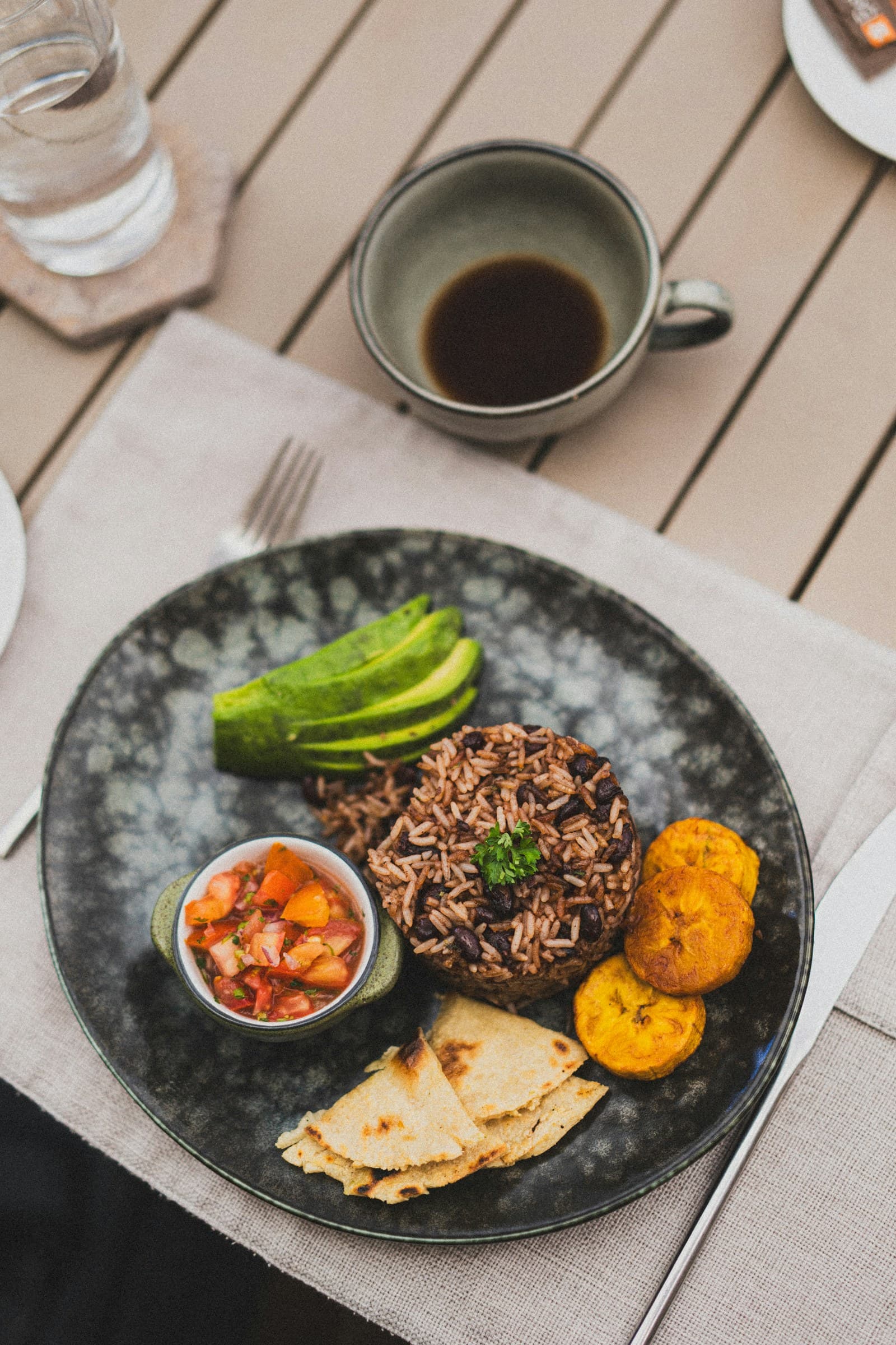 Gallo pinto avec œufs au plat et plantain
