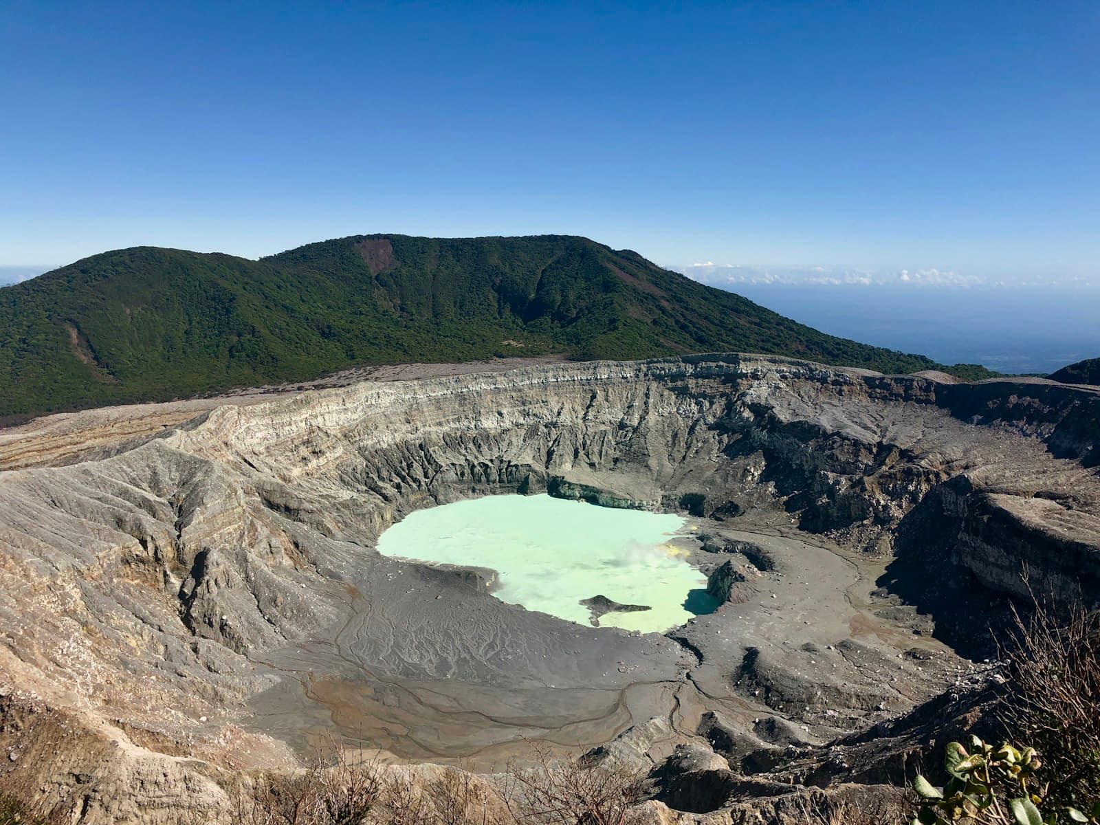 Lac turquoise du cratère du volcan Poás