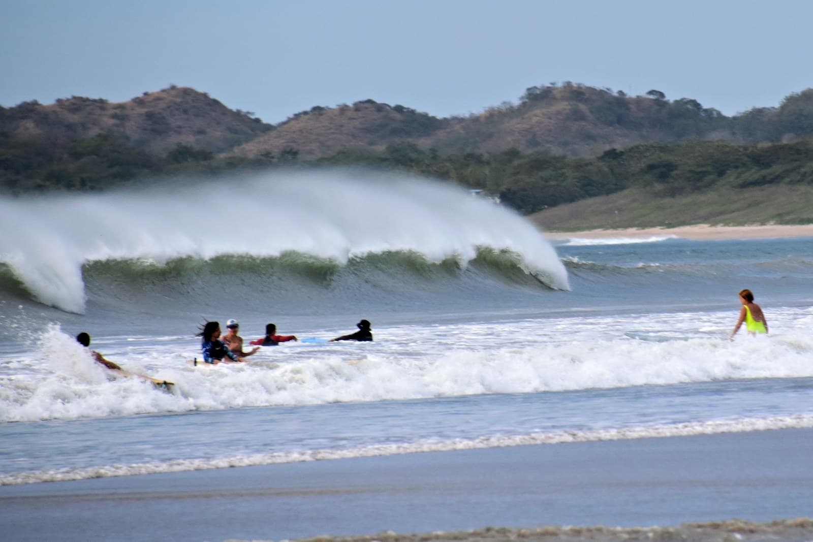 Surfeur sur une plage Pacifique du Costa Rica