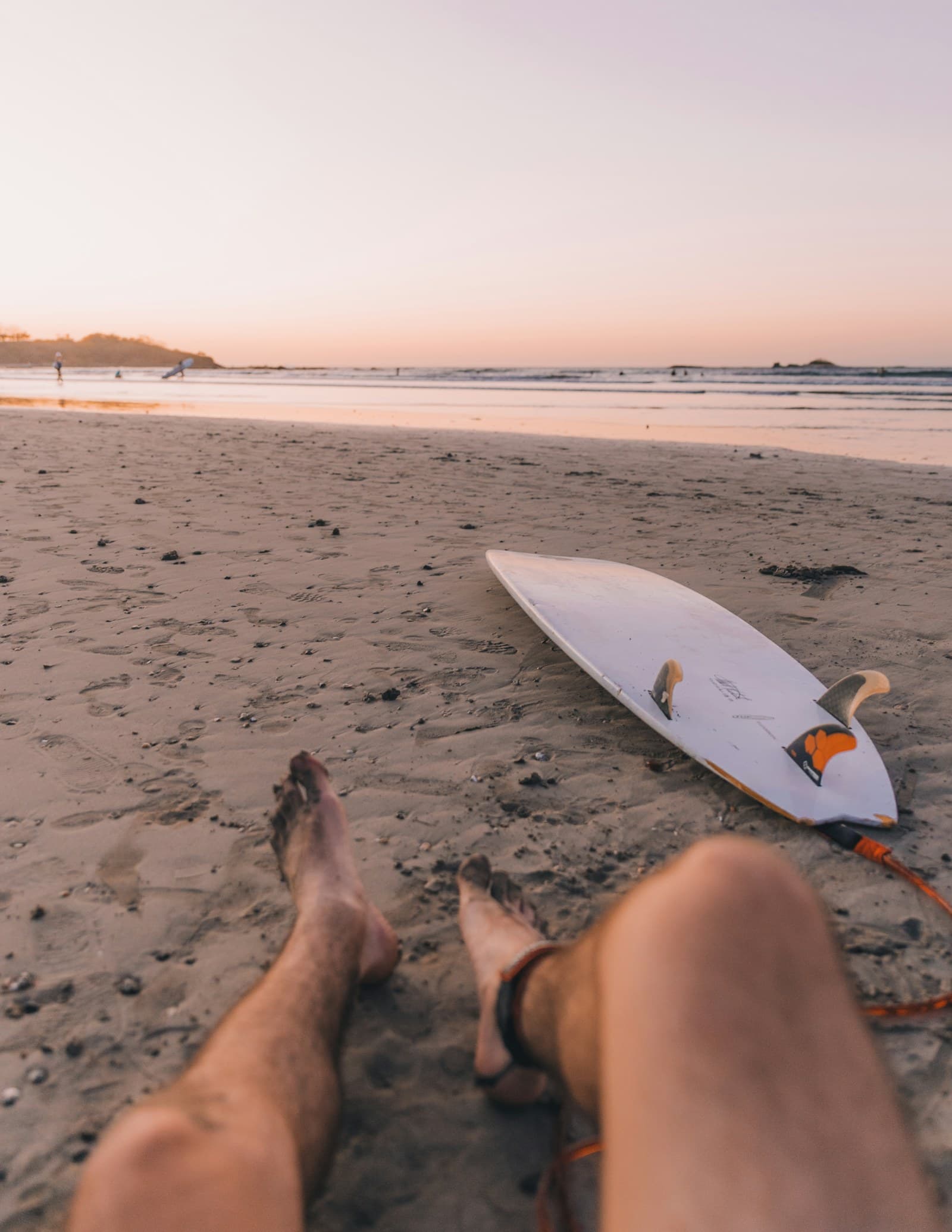 Plage de Tamarindo avec surfeurs et palmiers