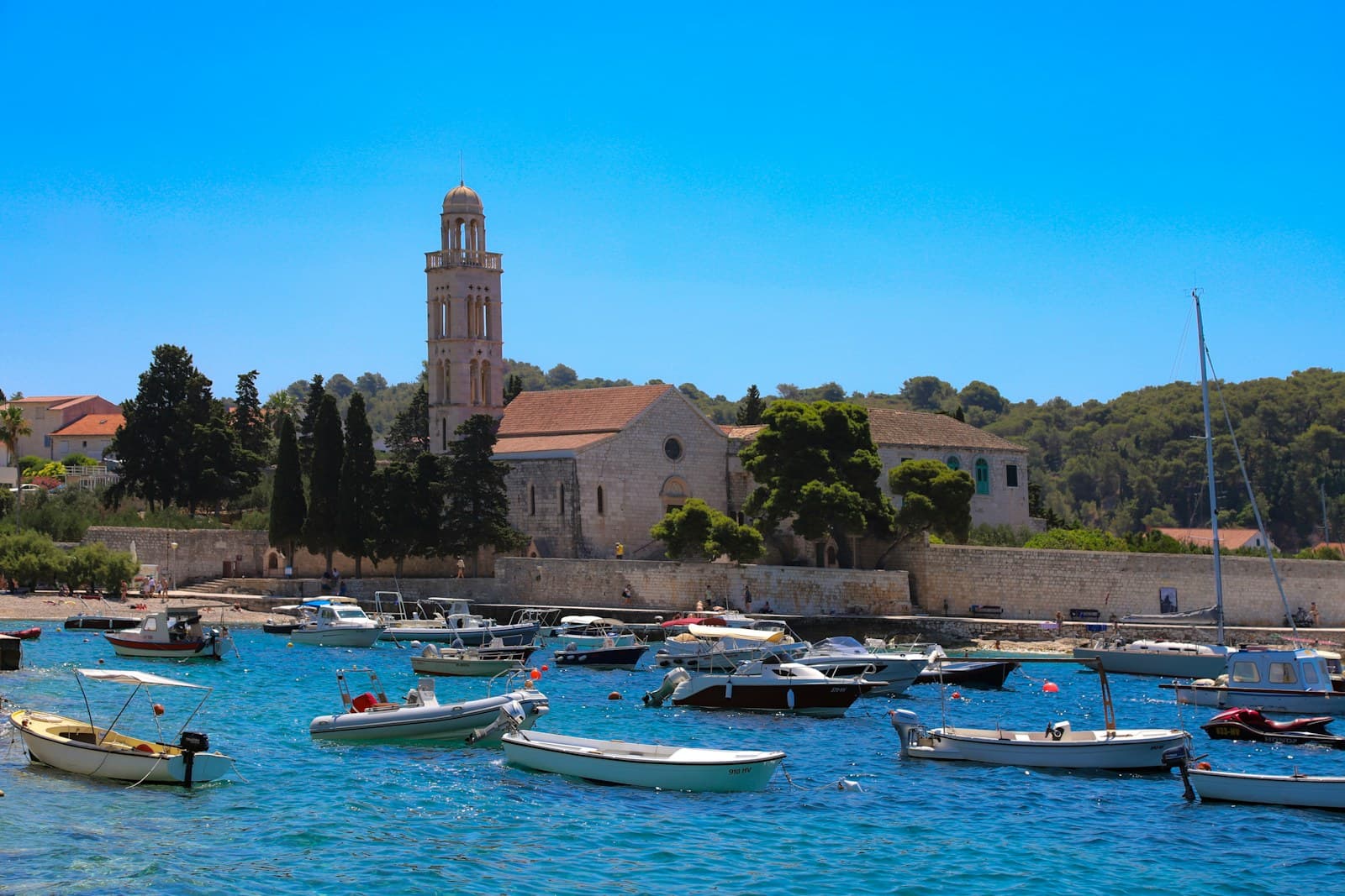 Port de Hvar avec voiliers