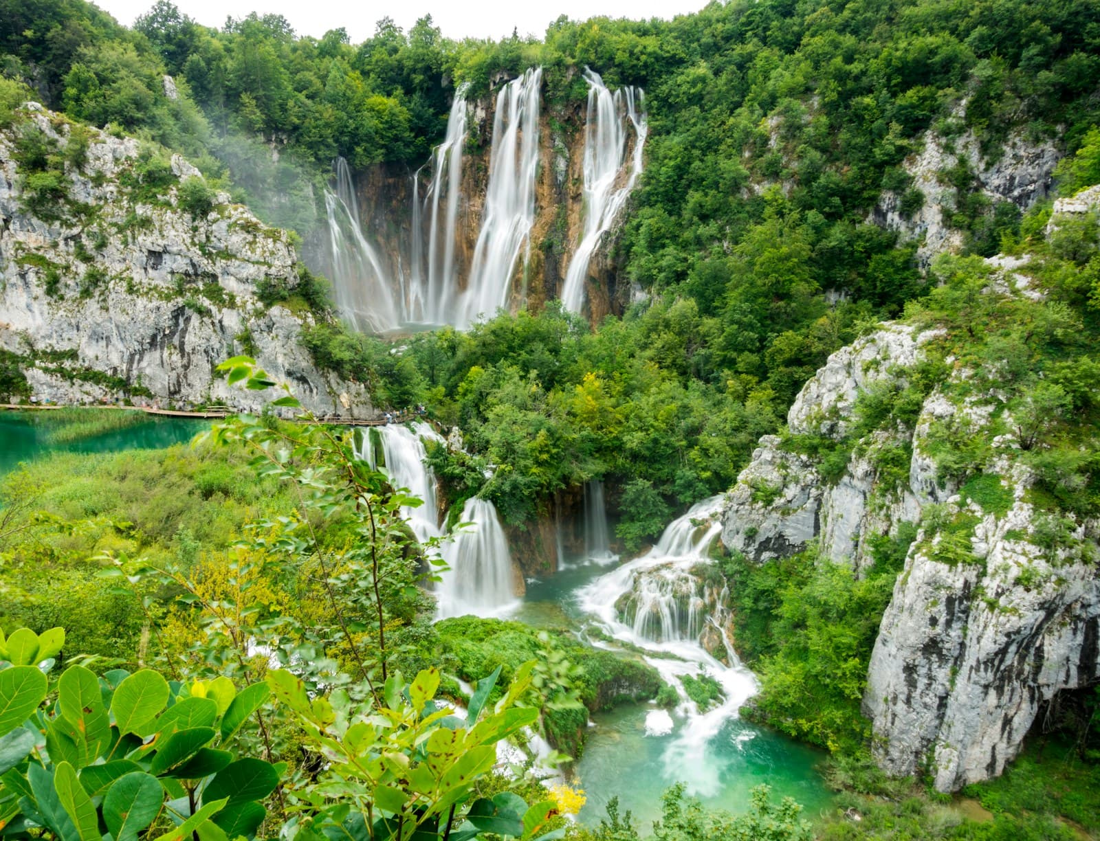 Passerelle au-dessus des lacs et cascades de Plitvice