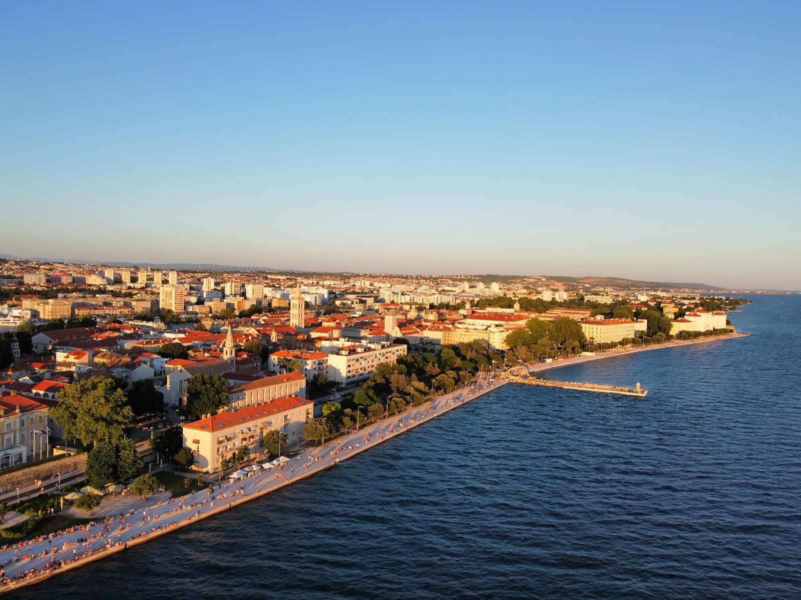 Front de mer de Zadar au coucher du soleil