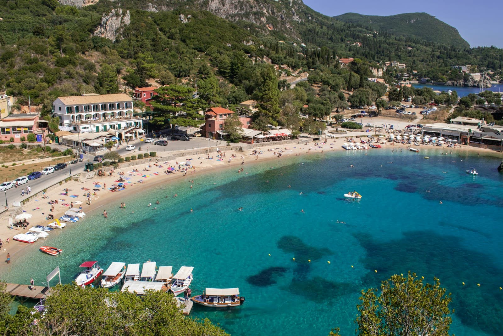 Eau turquoise et falaise à Paleokastritsa, Corfou