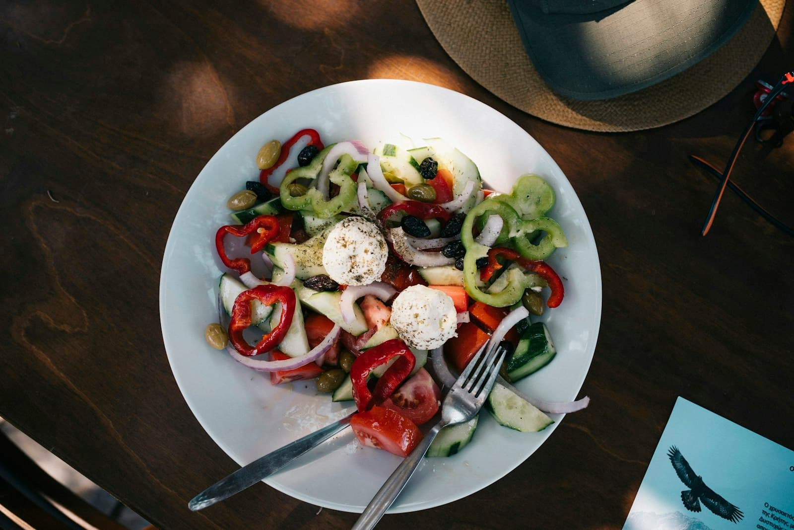 Salade grecque traditionnelle avec feta et olives