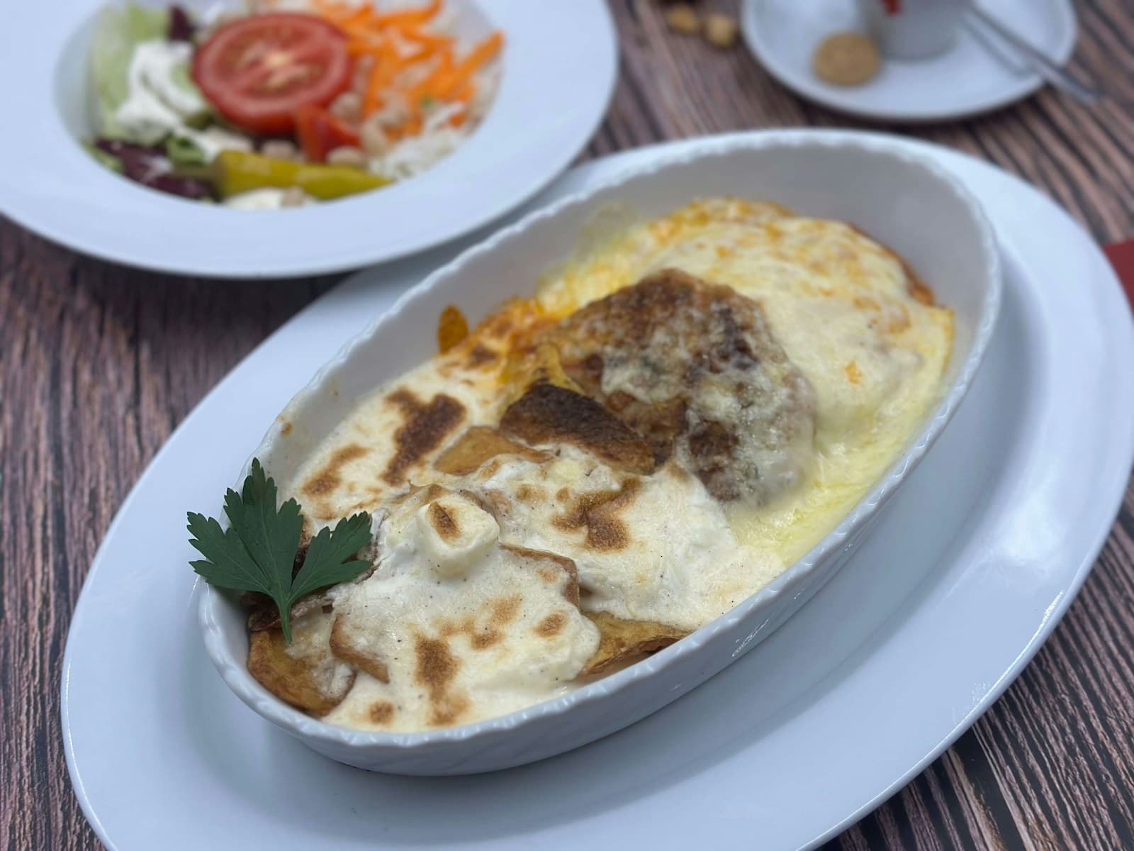 Assiette de moussaka grecque avec béchamel