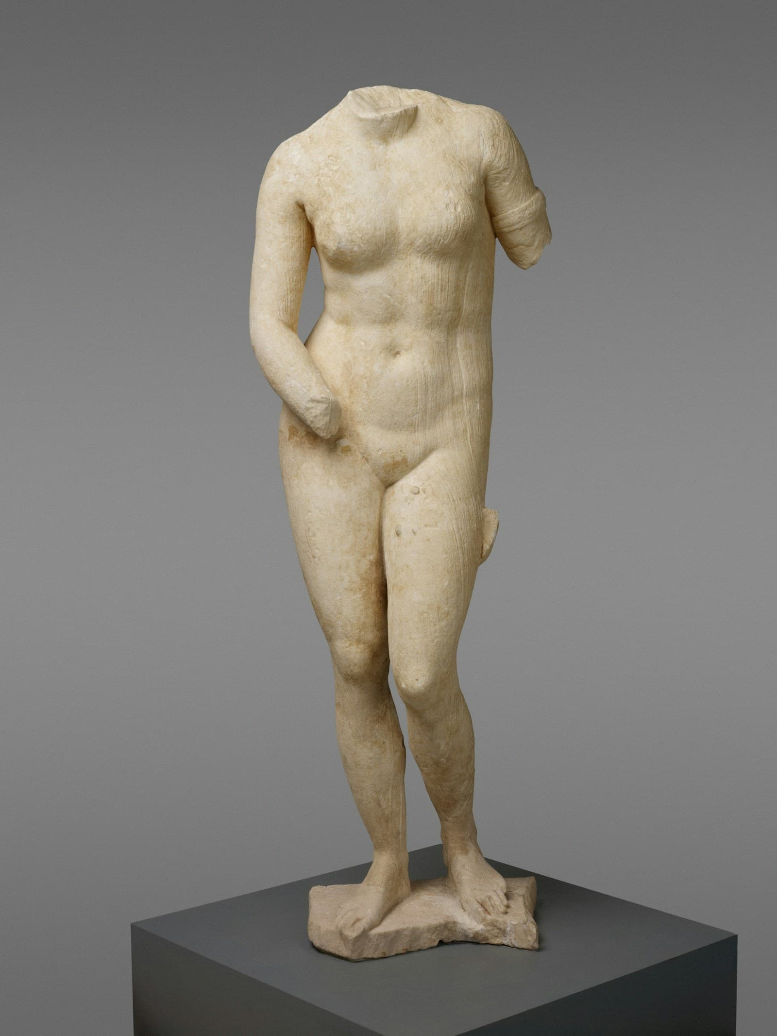 Statue antique en marbre dans un musée grec
