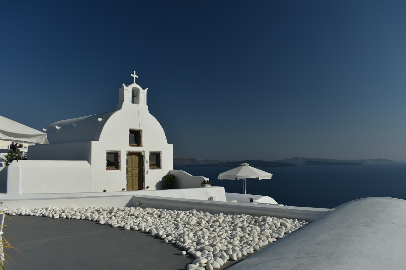 Maisons blanchies cascadant le long de la caldeira de Santorin