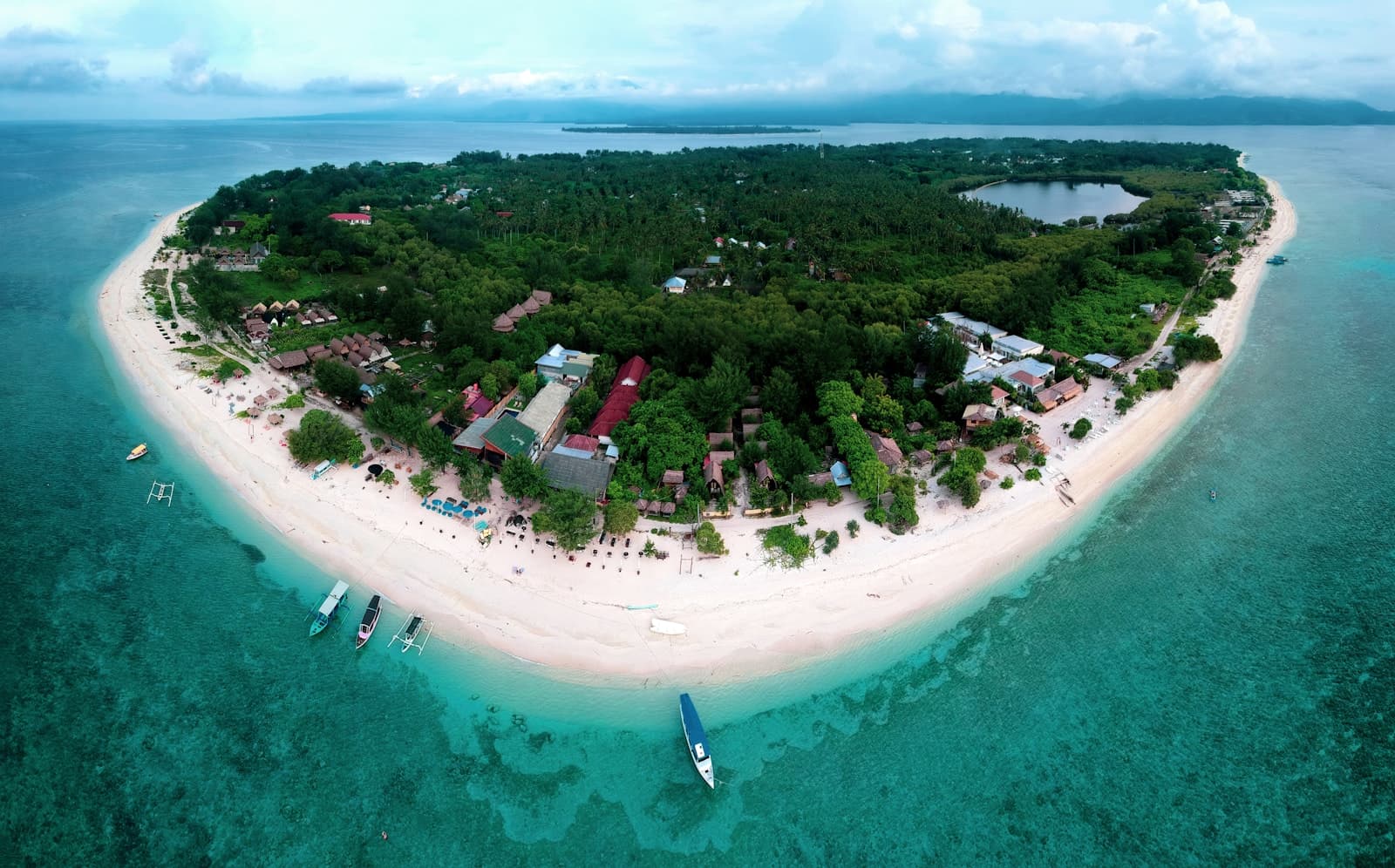 Turquoise water and beach on Gili Trawangan