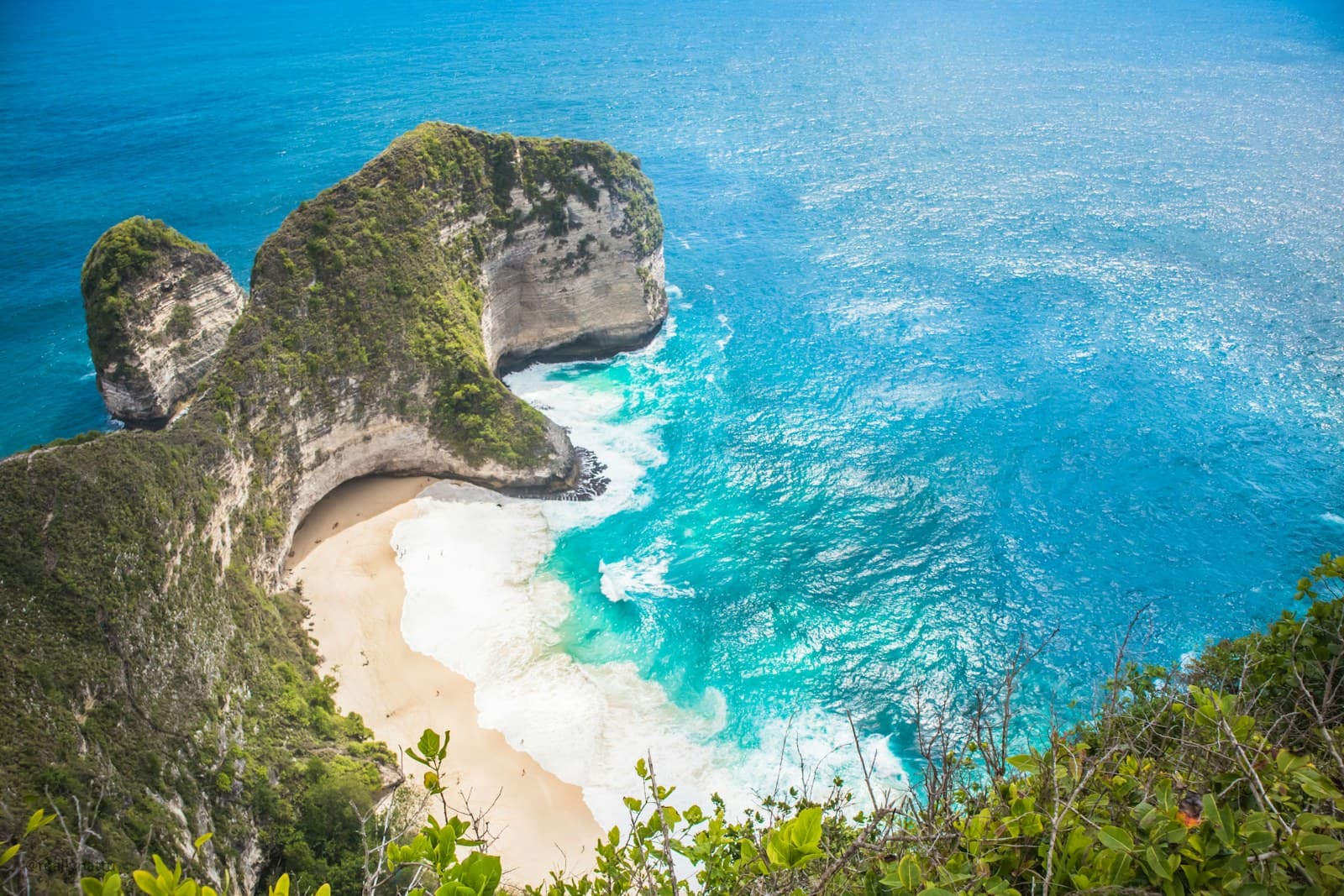 Kelingking Beach T-rex cliff on Nusa Penida