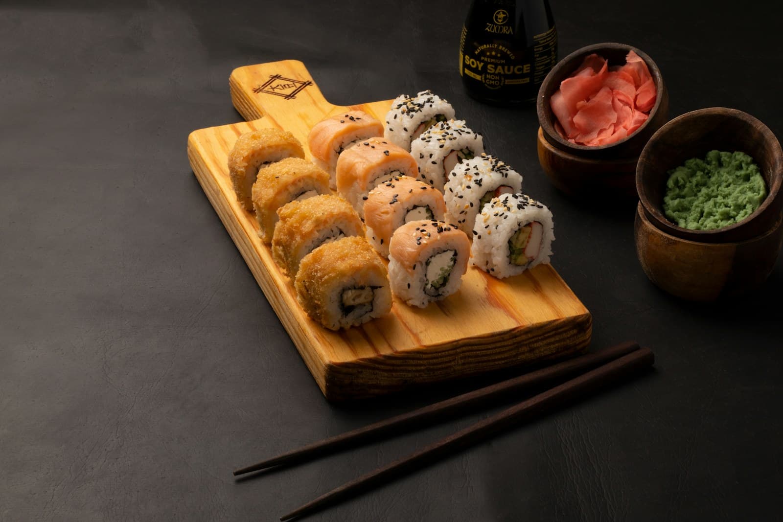 Repas kaiseki traditionnel avec plusieurs petits plats