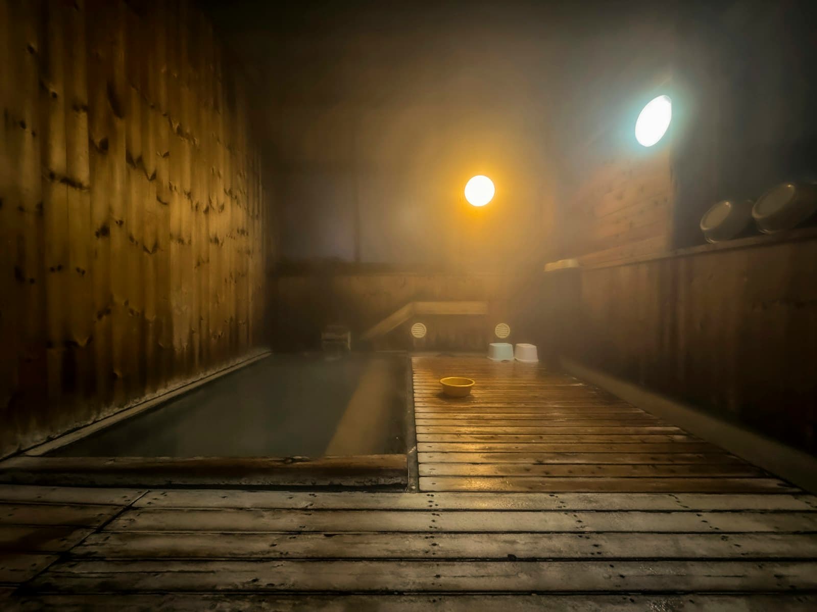 Bain extérieur en bois dans un onsen japonais