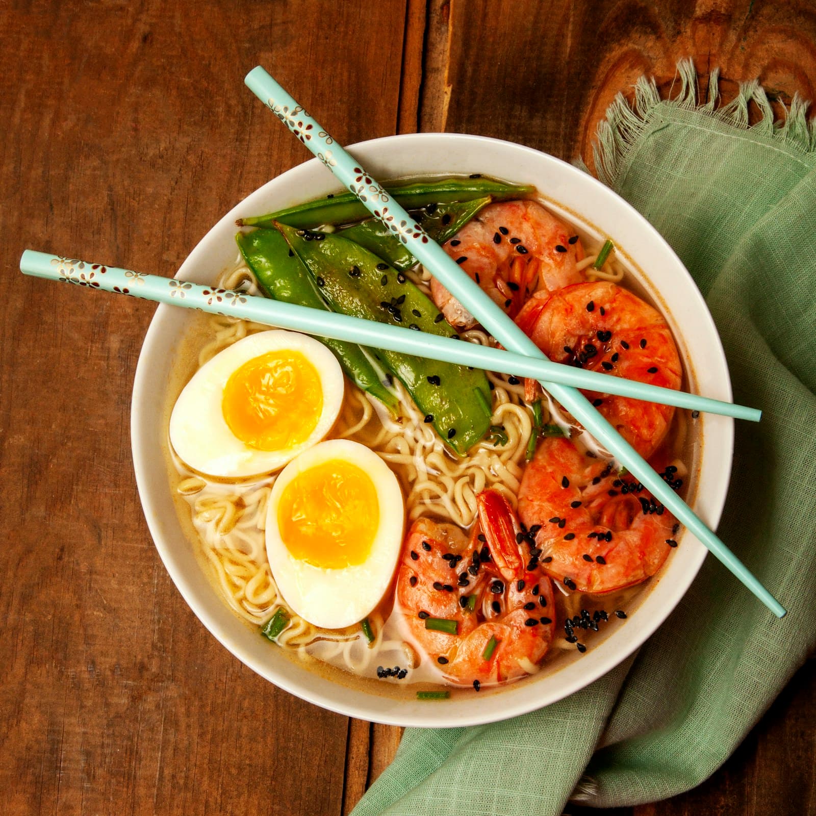 Bol de ramen tonkotsu avec porc chashu et œuf mollet