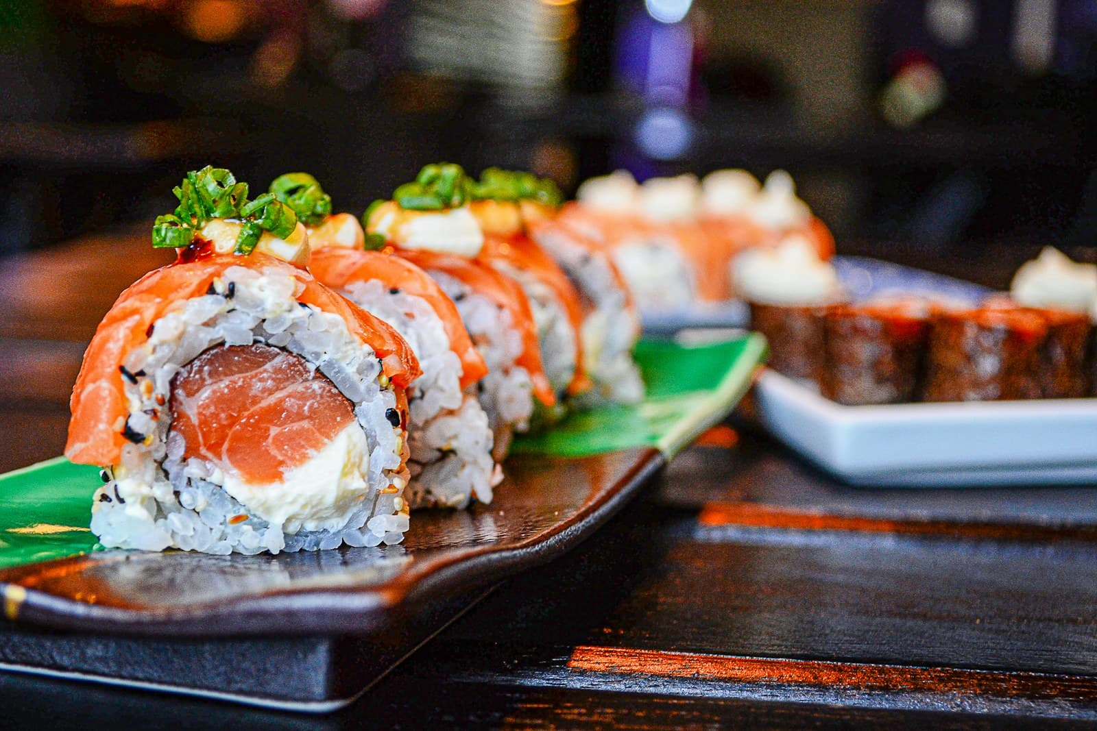 Plateau de nigiri sushi sur planche en bois
