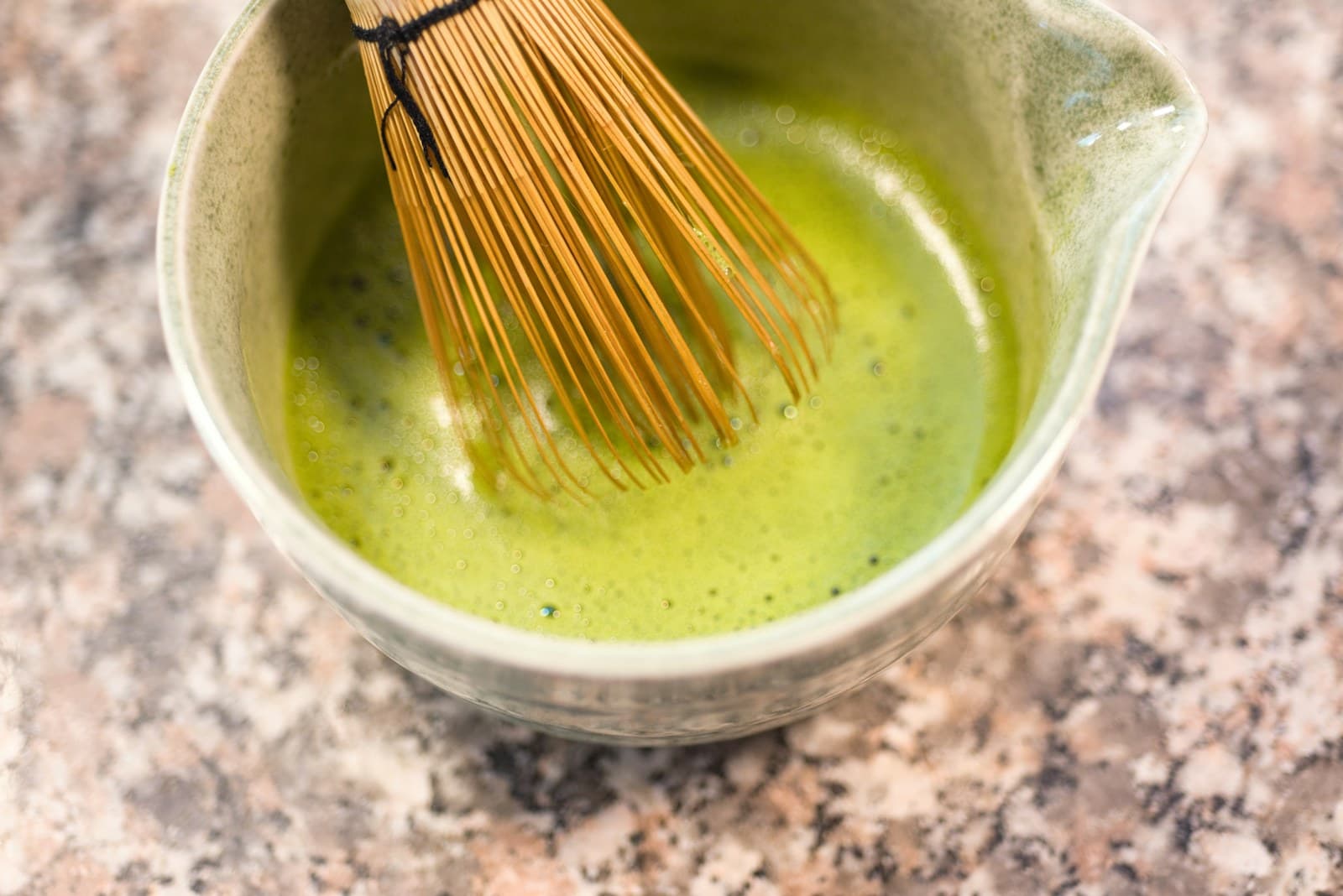 Matcha fouetté dans un bol en céramique