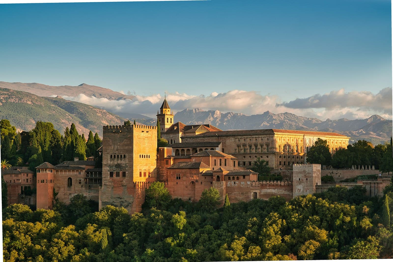 Palais de l'Alhambra surplombant Grenade au coucher du soleil