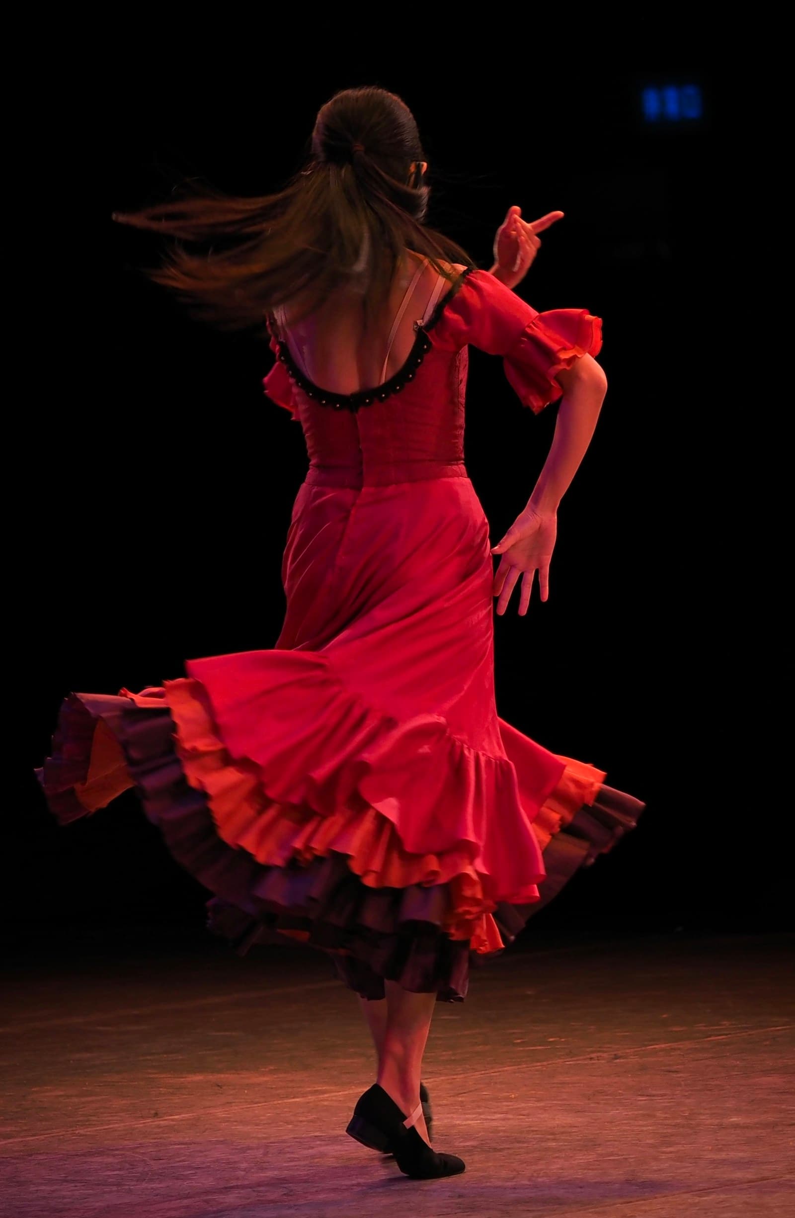 Danseuse de flamenco en robe rouge en pleine performance