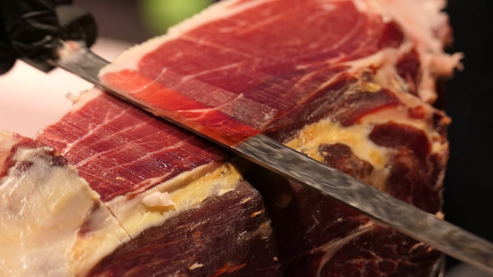 Tranches de jamón ibérico sur une planche en bois