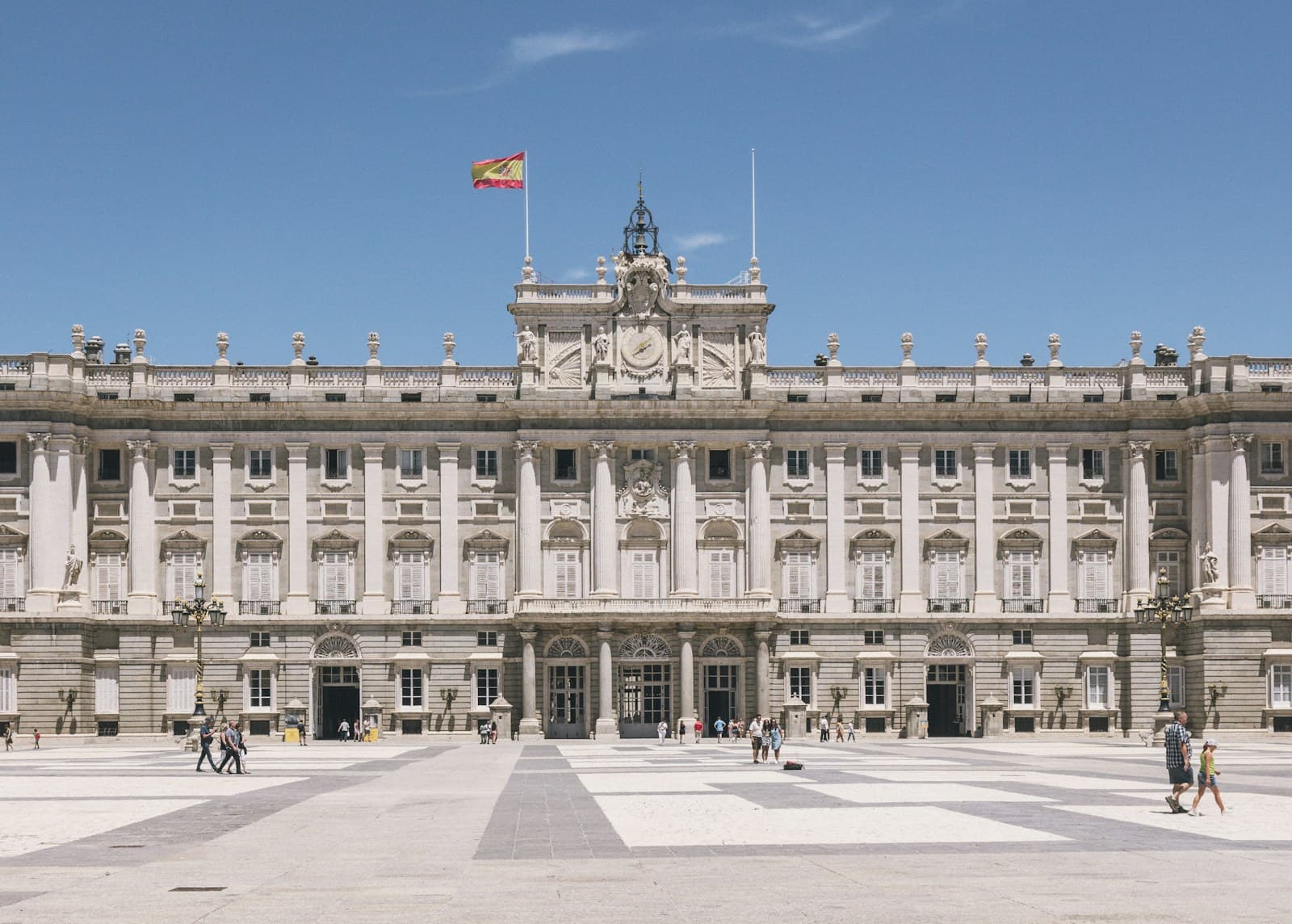 Façade du Palais royal de Madrid avec la cathédrale au premier plan