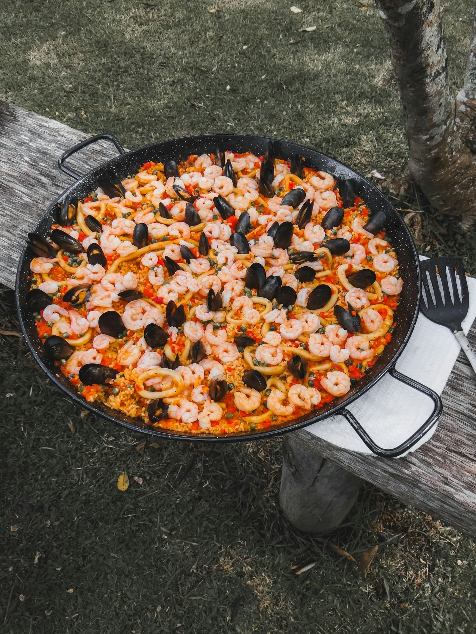 Paella aux fruits de mer dans une grande poêle traditionnelle