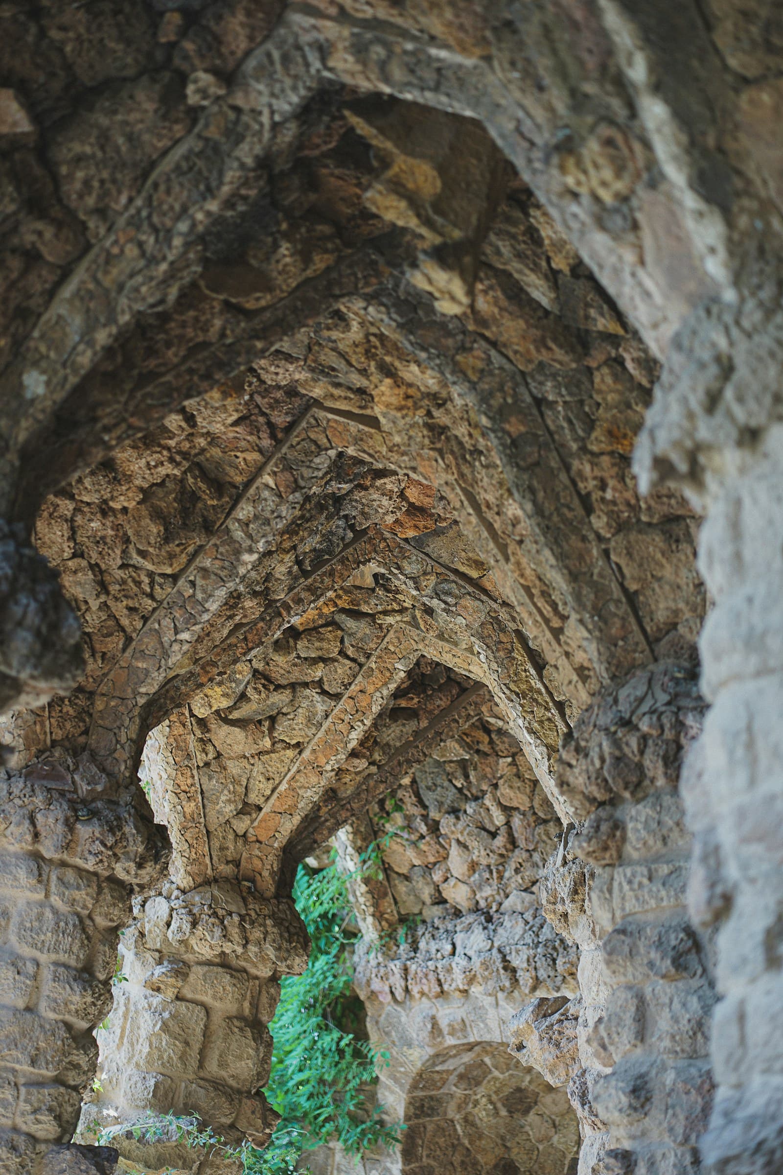 Banc serpent en mosaïque de Gaudí au Park Güell, vue sur la ville