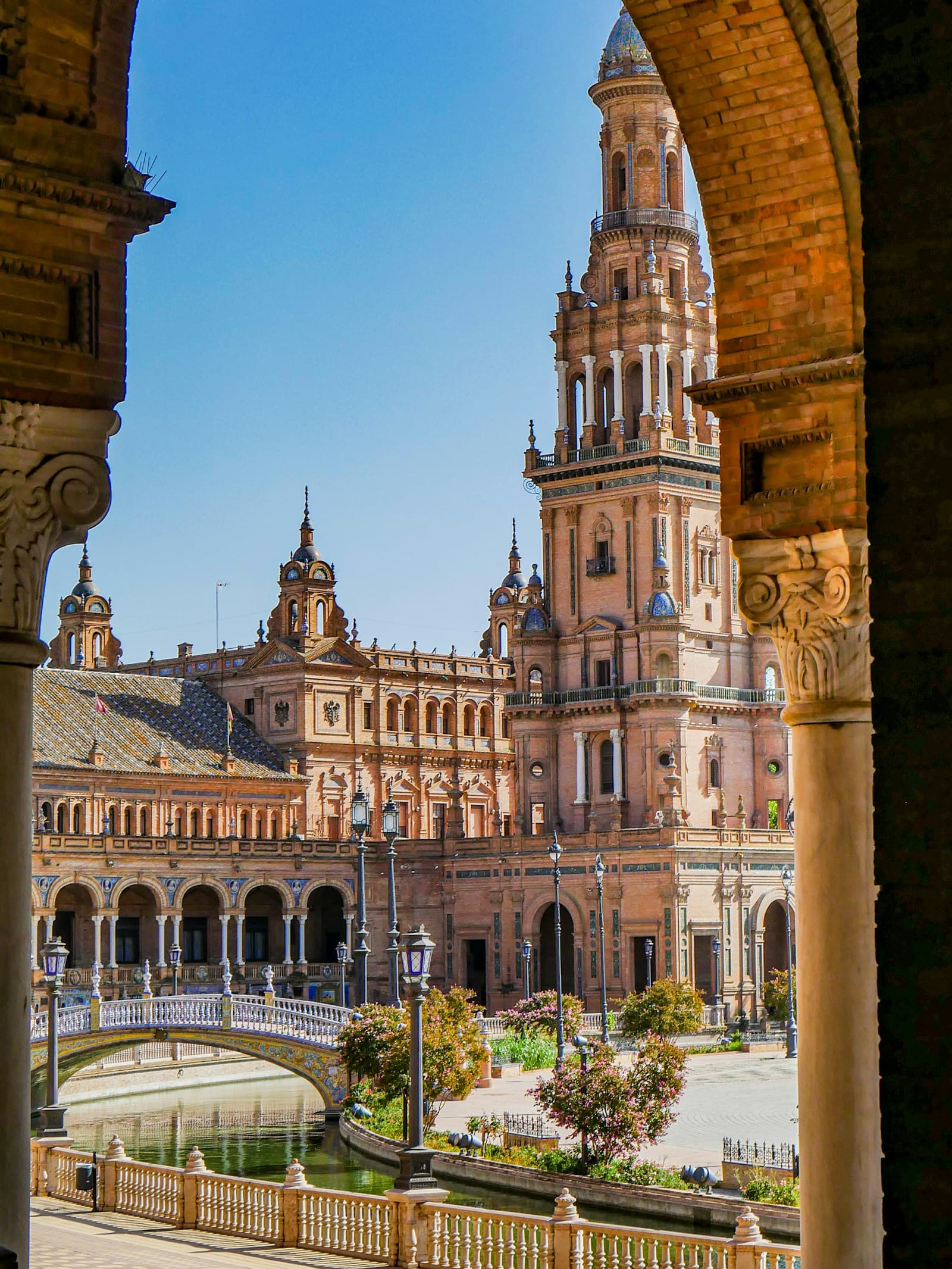 Pont en céramique et colonnade courbe de la Plaza de España à Séville