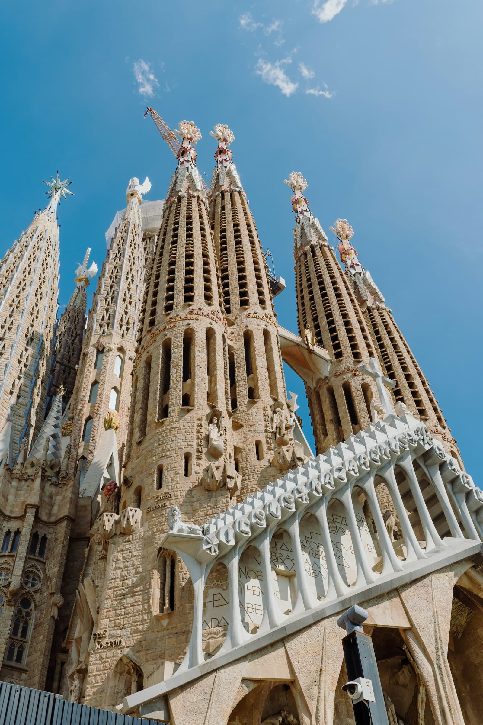 Extérieur de la Sagrada Familia avec les flèches organiques de Gaudí