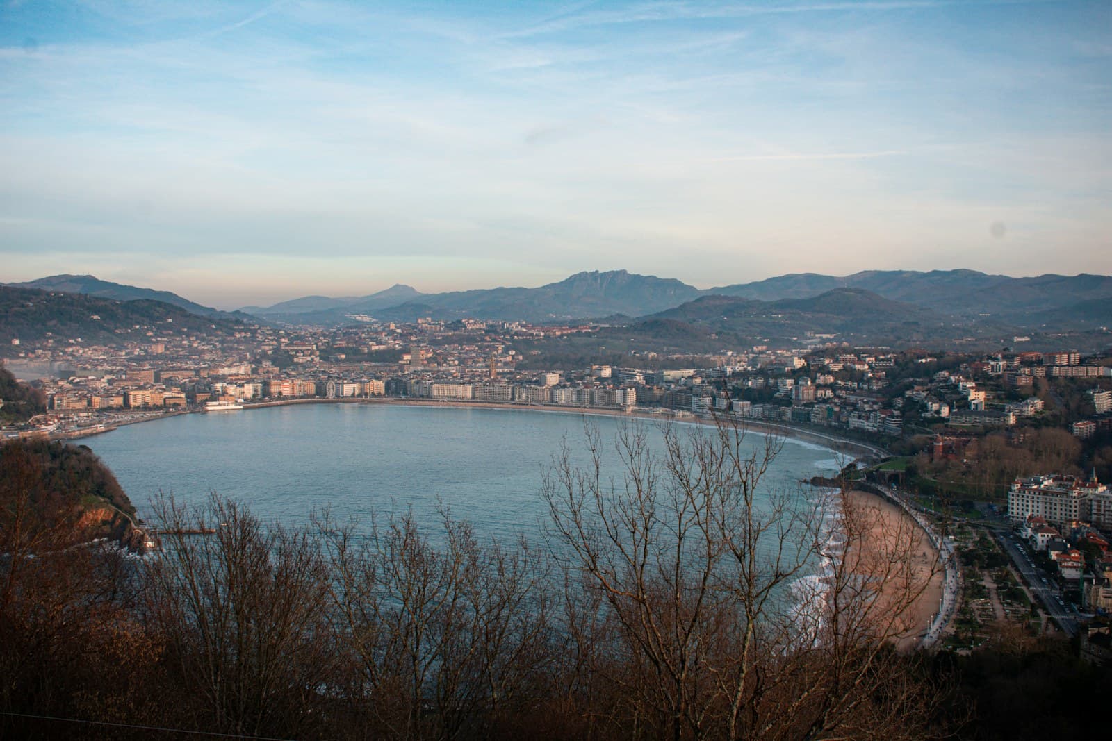 Baie de La Concha à San Sebastián, sable doré et collines environnantes