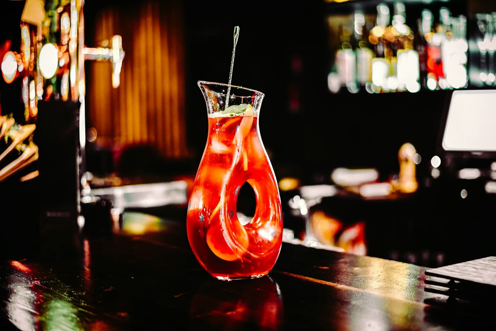Pichet de sangria avec fruits et verres de vin