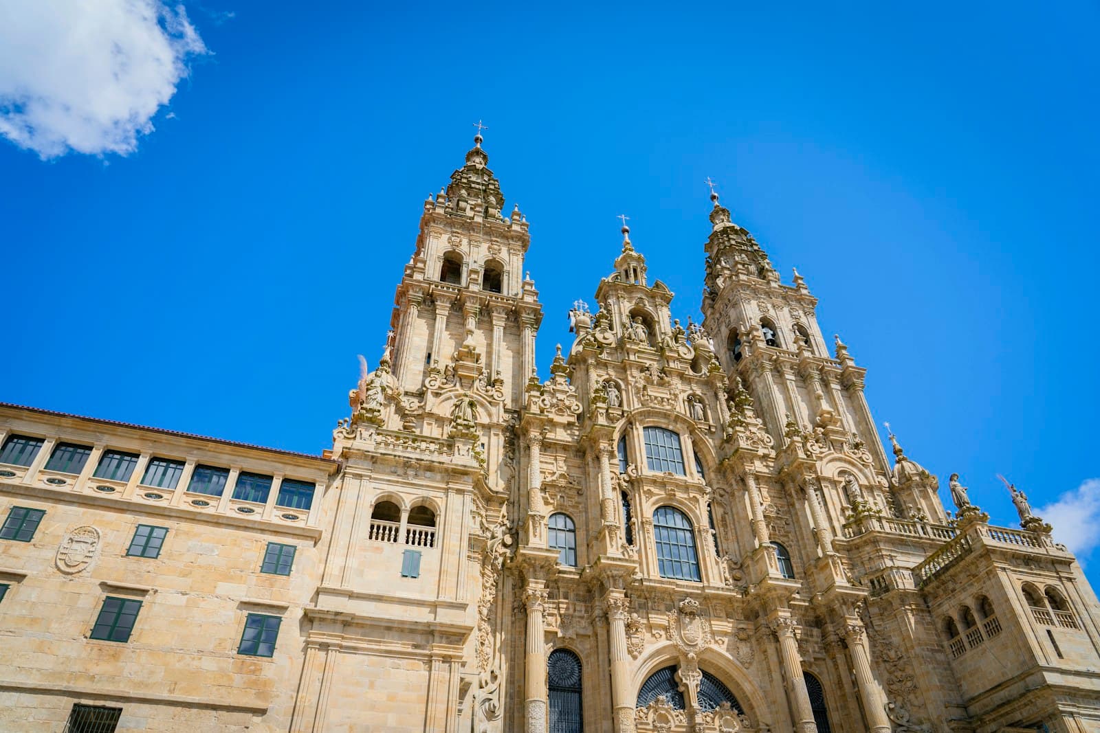 Façade de la cathédrale de Saint-Jacques-de-Compostelle en Galice