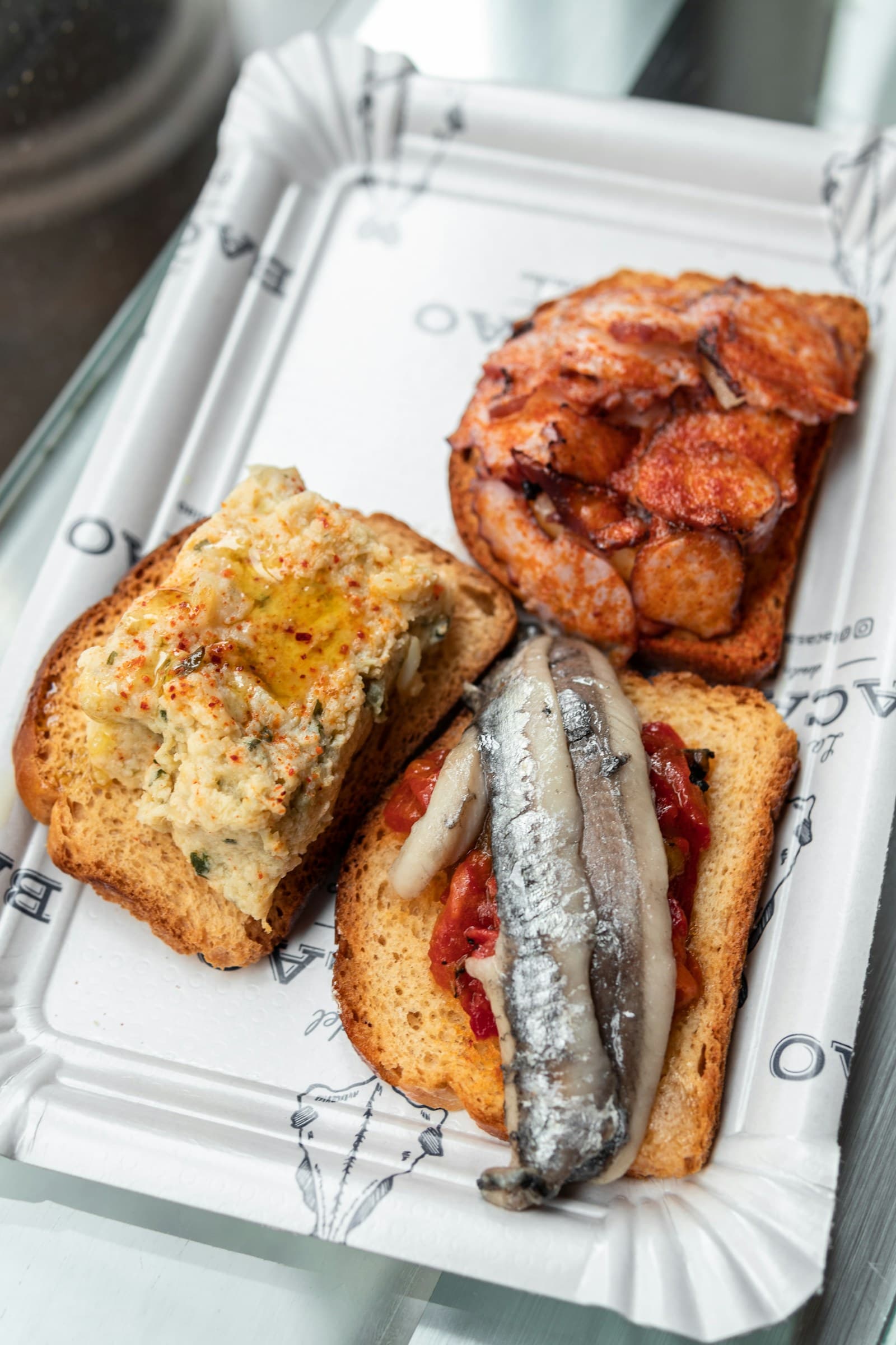 Pintxos espagnols alignés sur un comptoir de bar