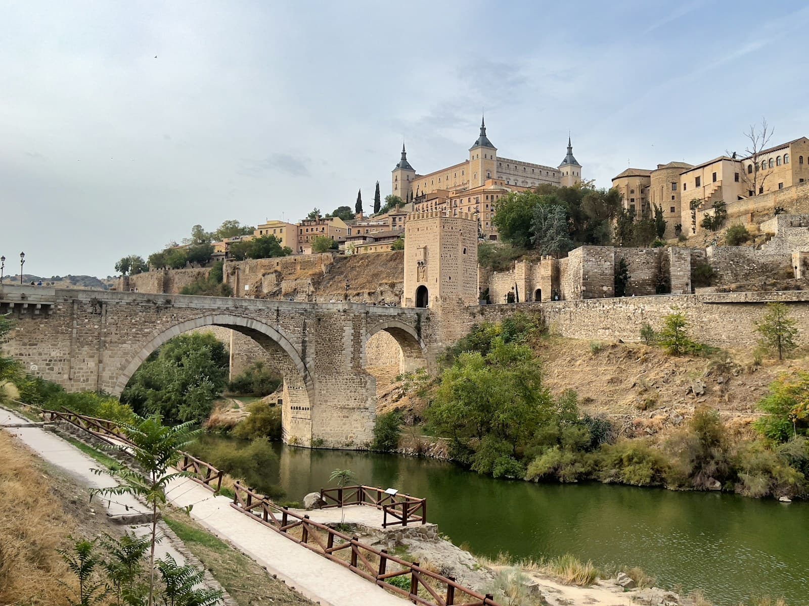 Vue de Tolède médiévale avec sa cathédrale et son Alcázar sur la colline