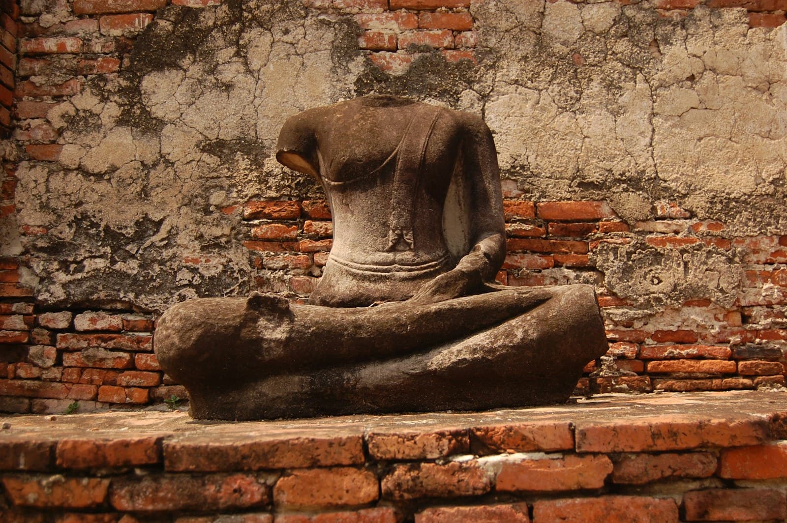 Stupas antiques du parc historique d'Ayutthaya à l'heure dorée
