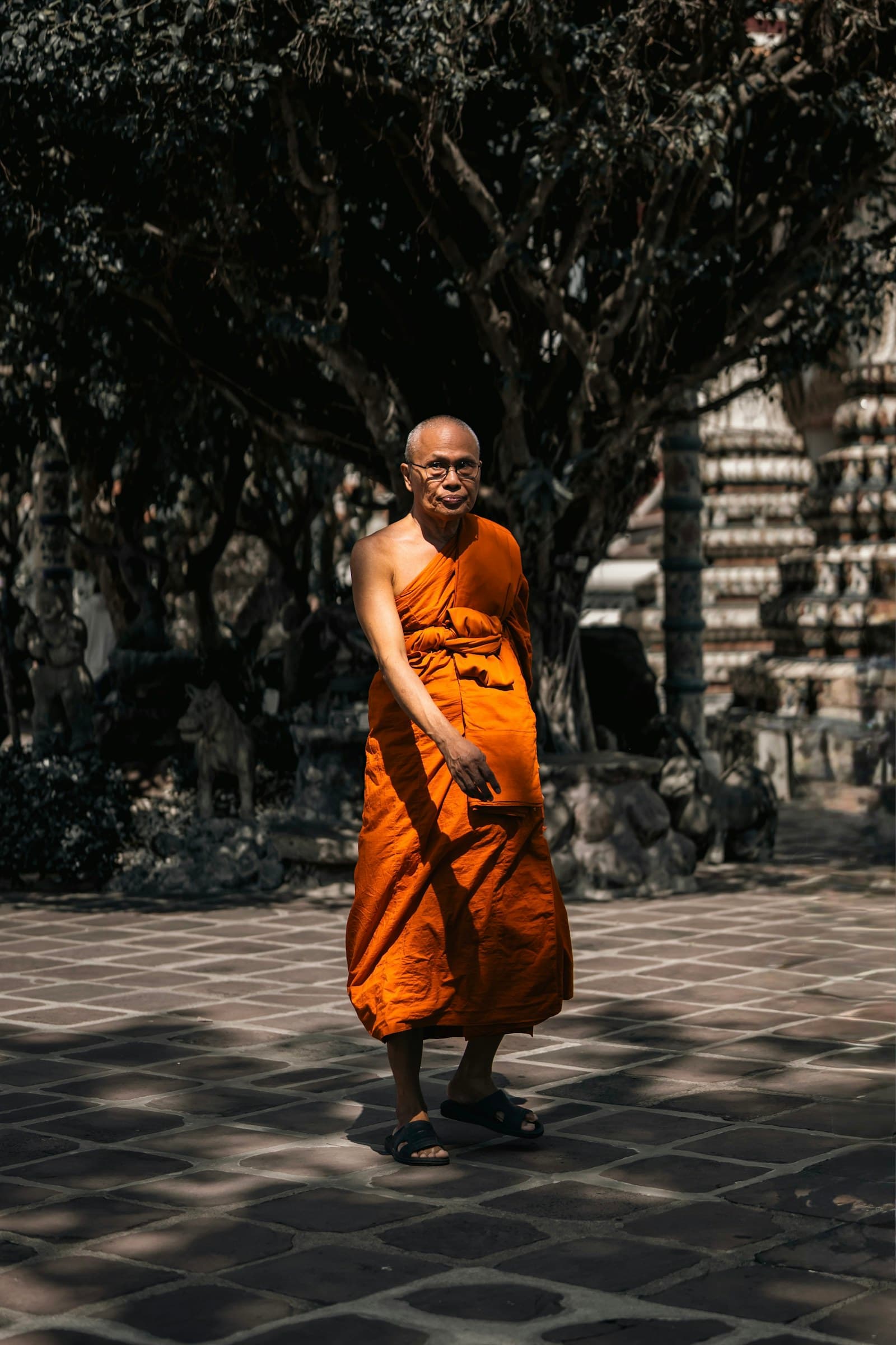 Moines bouddhistes en robe safran dans un temple thaïlandais