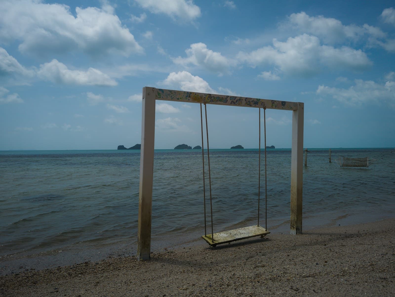 Plage tropicale avec cocotiers et mer turquoise à Ko Samui