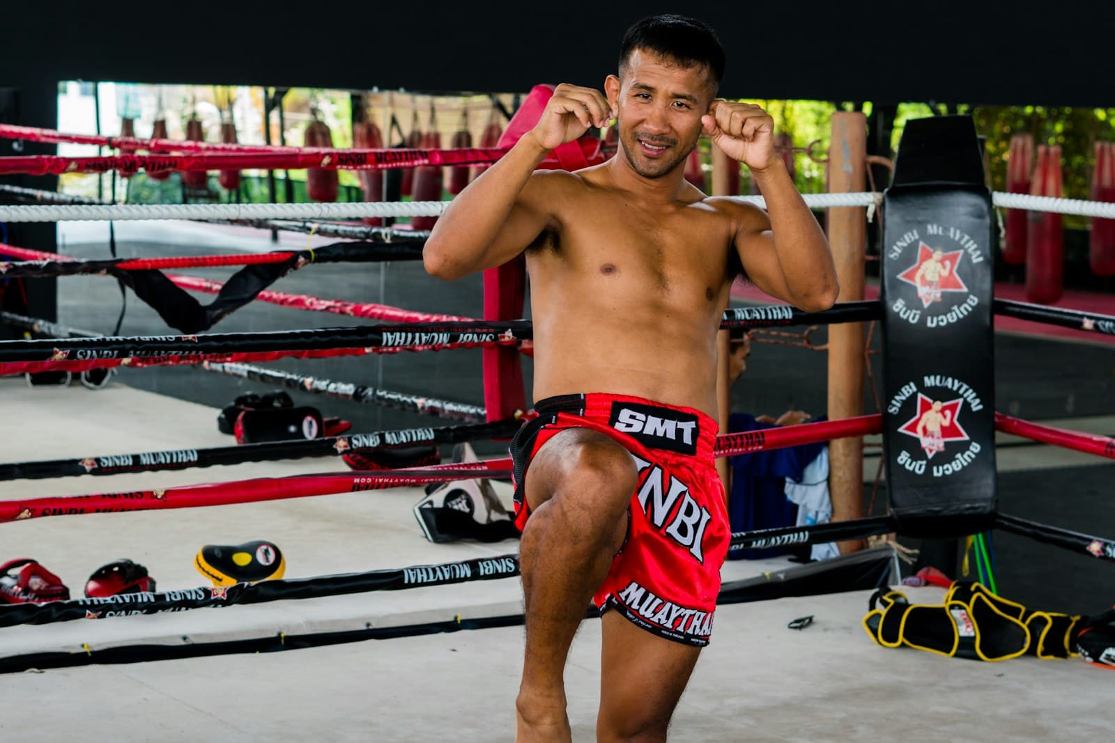 Combattant de Muay Thaï en pleine frappe sur le ring