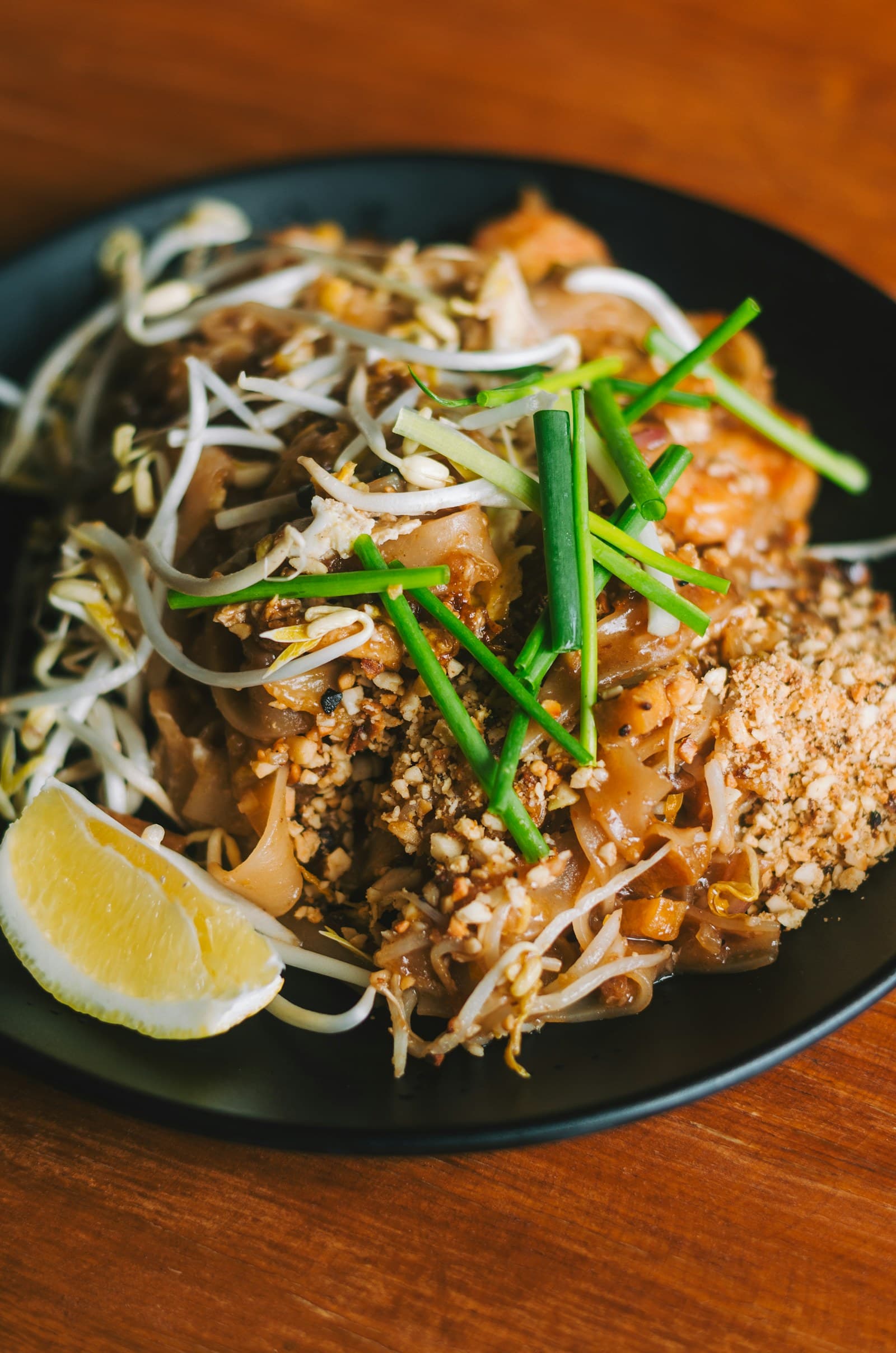 Assiette de pad thaï avec crevettes et citron vert