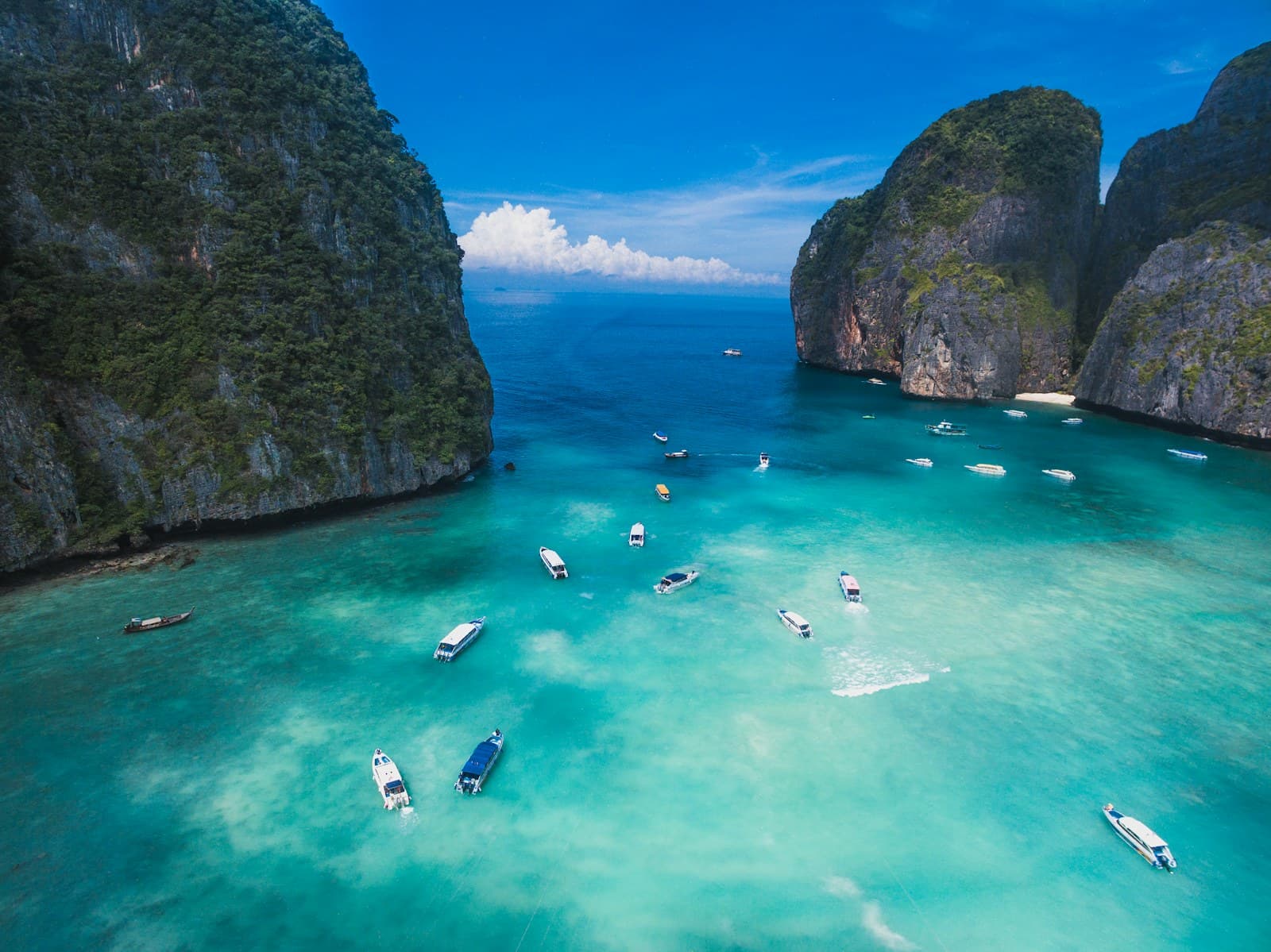Maya Bay avec ses falaises calcaires et son eau turquoise