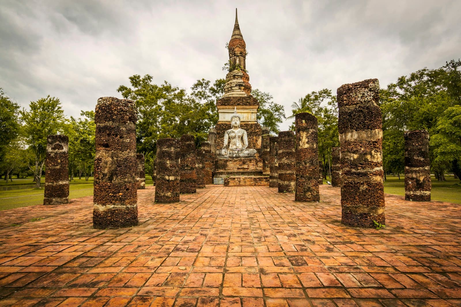 Grand Bouddha assis au parc historique de Sukhothai