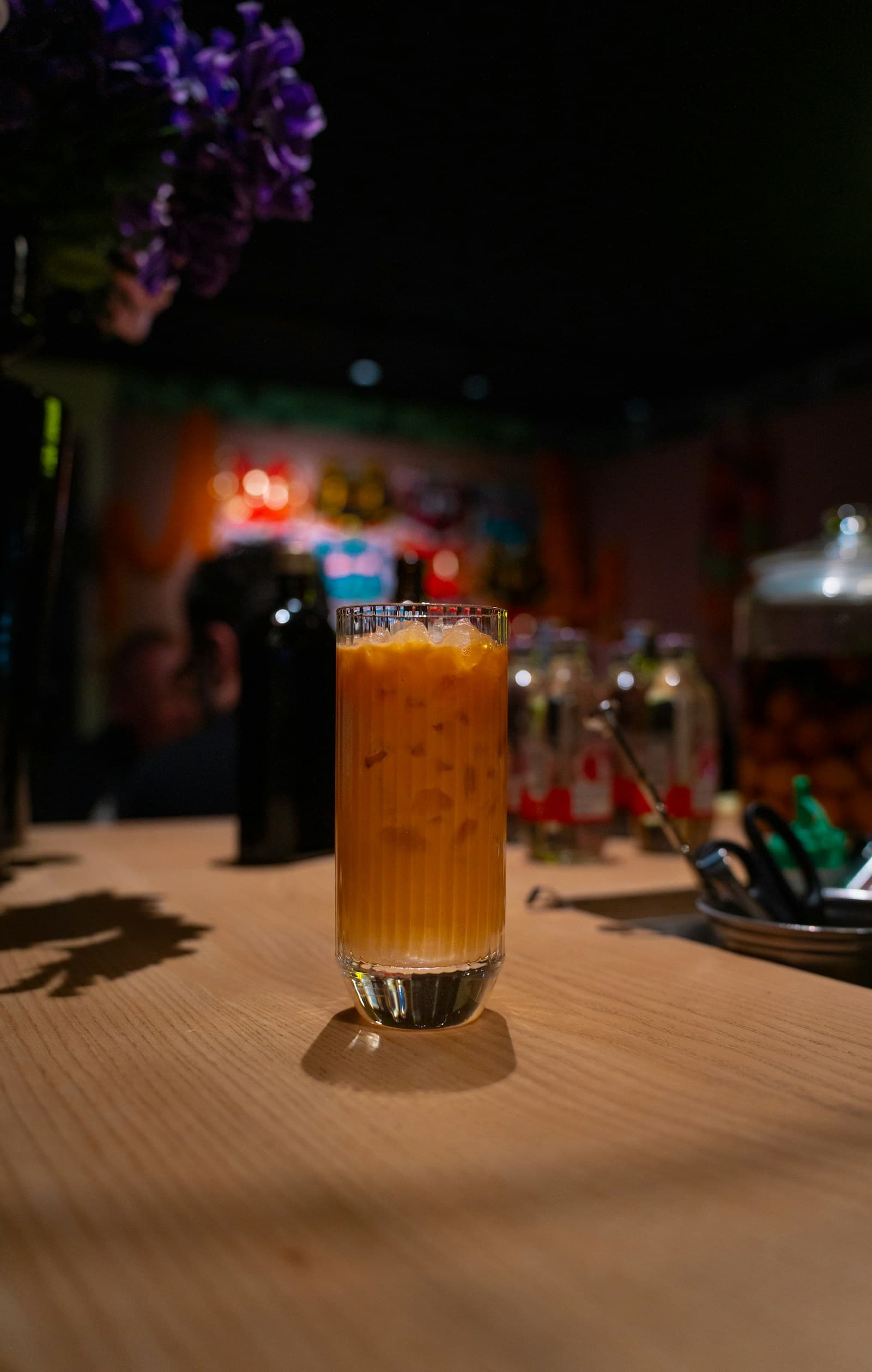 Verre de thé thaï glacé orange vif au lait