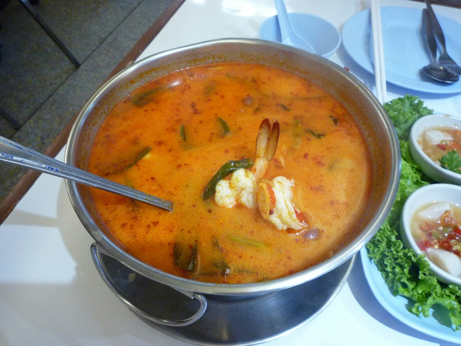Bol de tom yum goong aux crevettes et aux herbes
