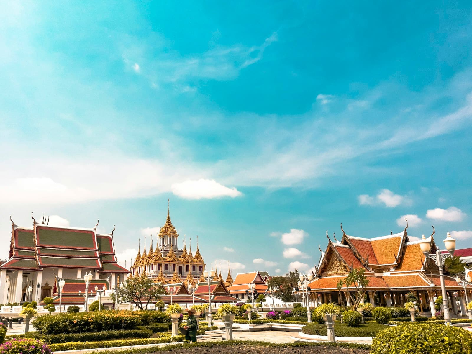 Le prang central du Wat Arun face au fleuve Chao Phraya au coucher du soleil