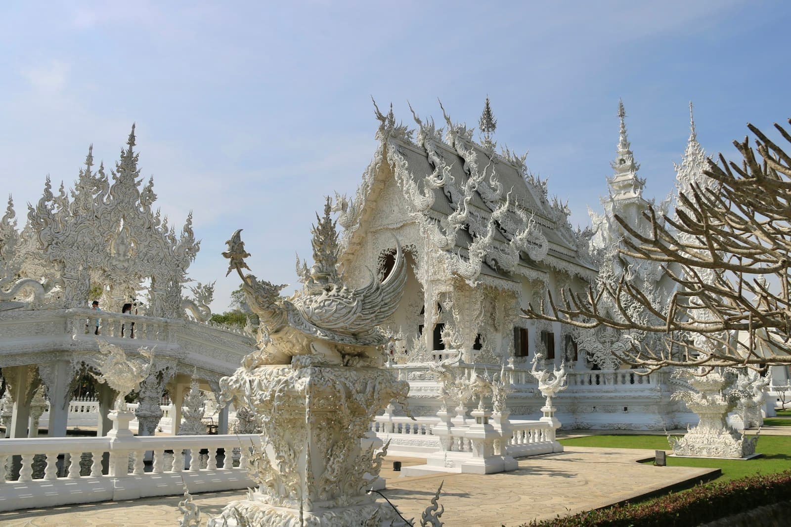 Wat Rong Khun, le Temple blanc, avec ses mosaïques miroirs