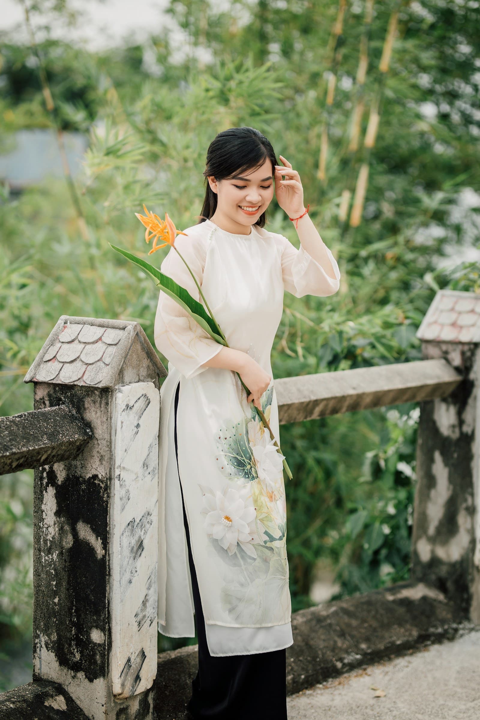 Vietnamienne en áo dài traditionnel avec chapeau conique