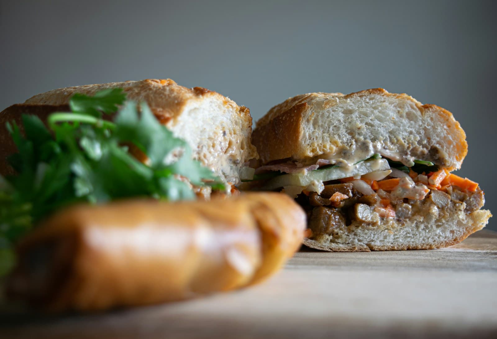 Bánh mì vietnamien garni de viande grillée et d'herbes
