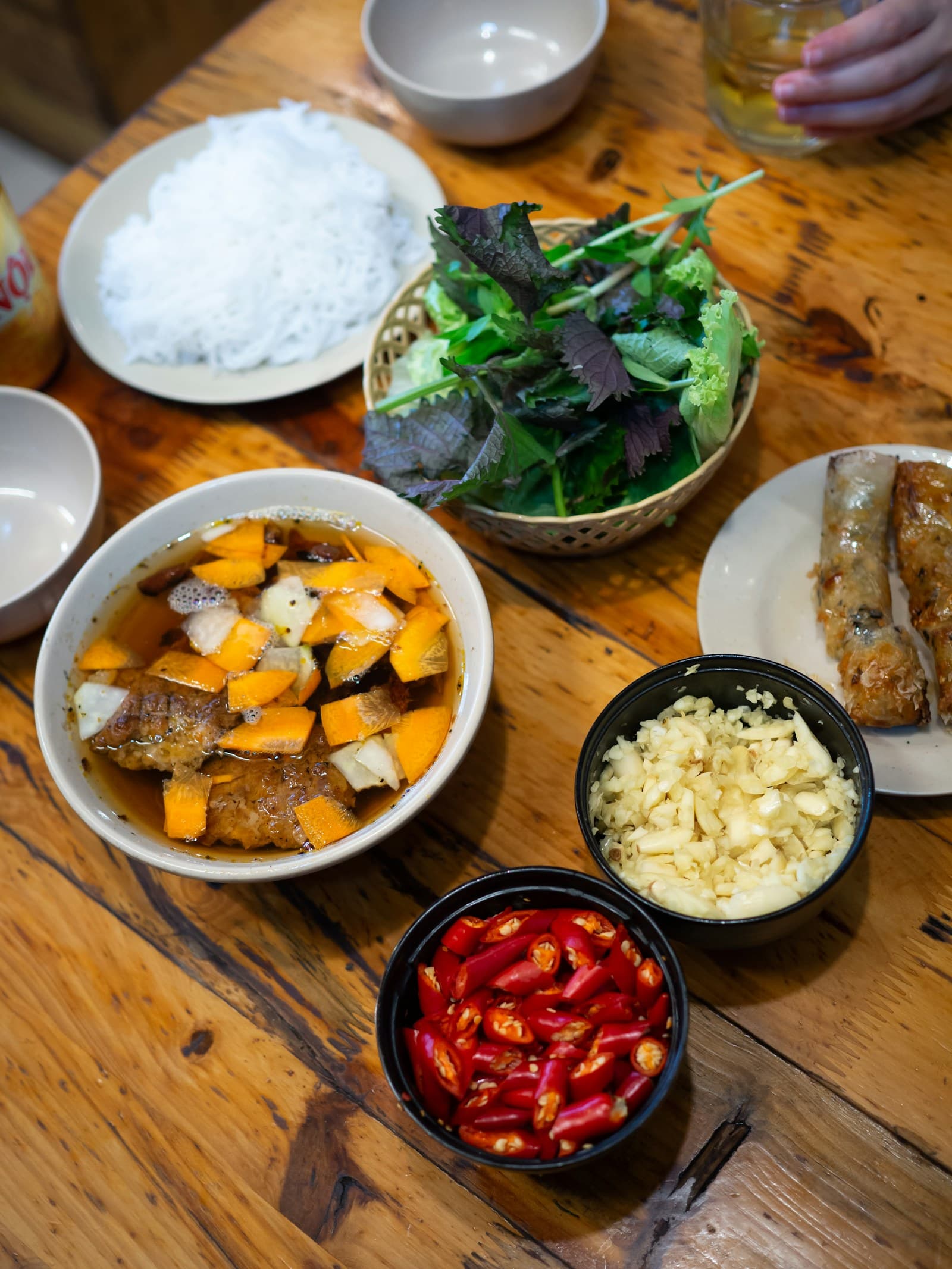 Bol de bún chả vietnamien avec porc grillé