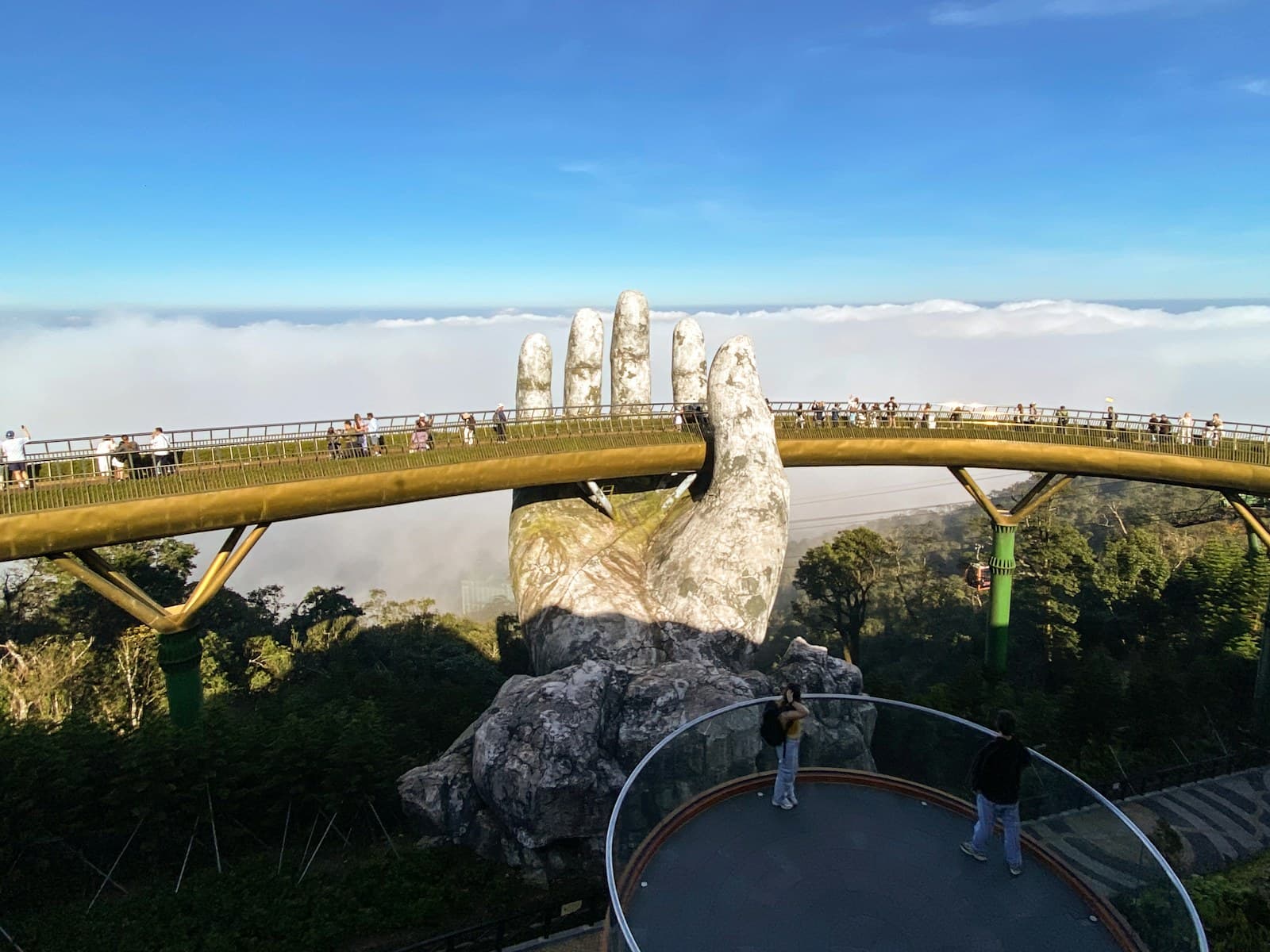 Pont d'or soutenu par des mains de pierre géantes à Ba Na Hills