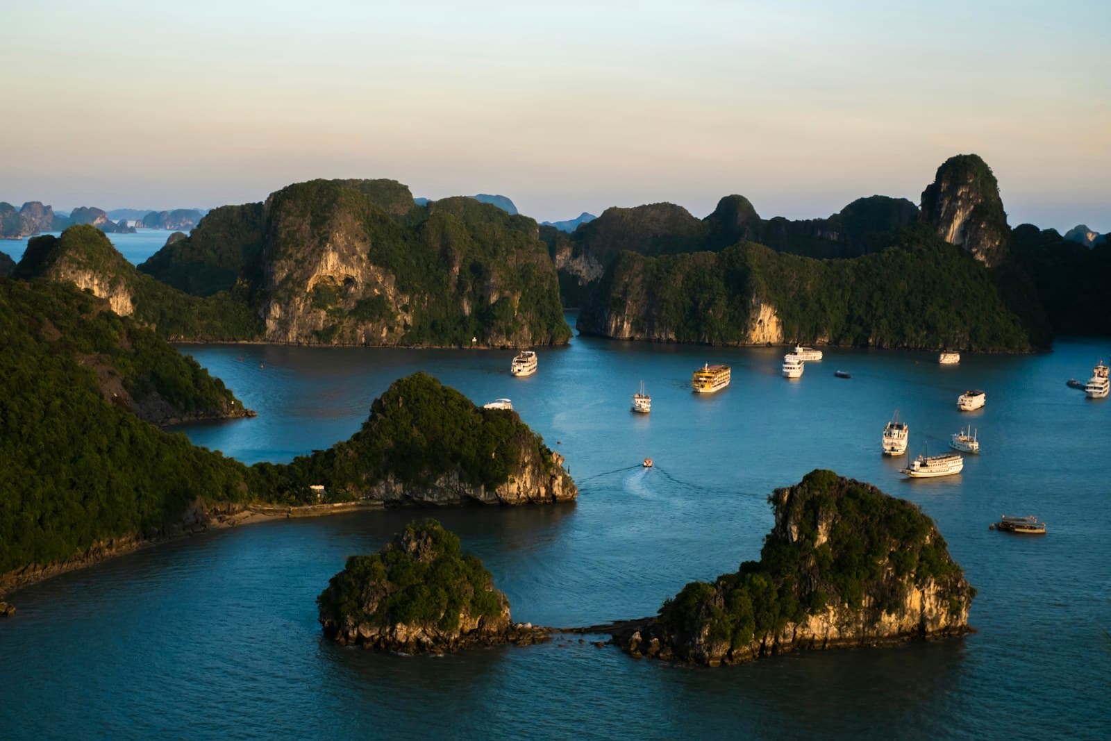 Jonques entre les karsts calcaires de la baie d'Halong