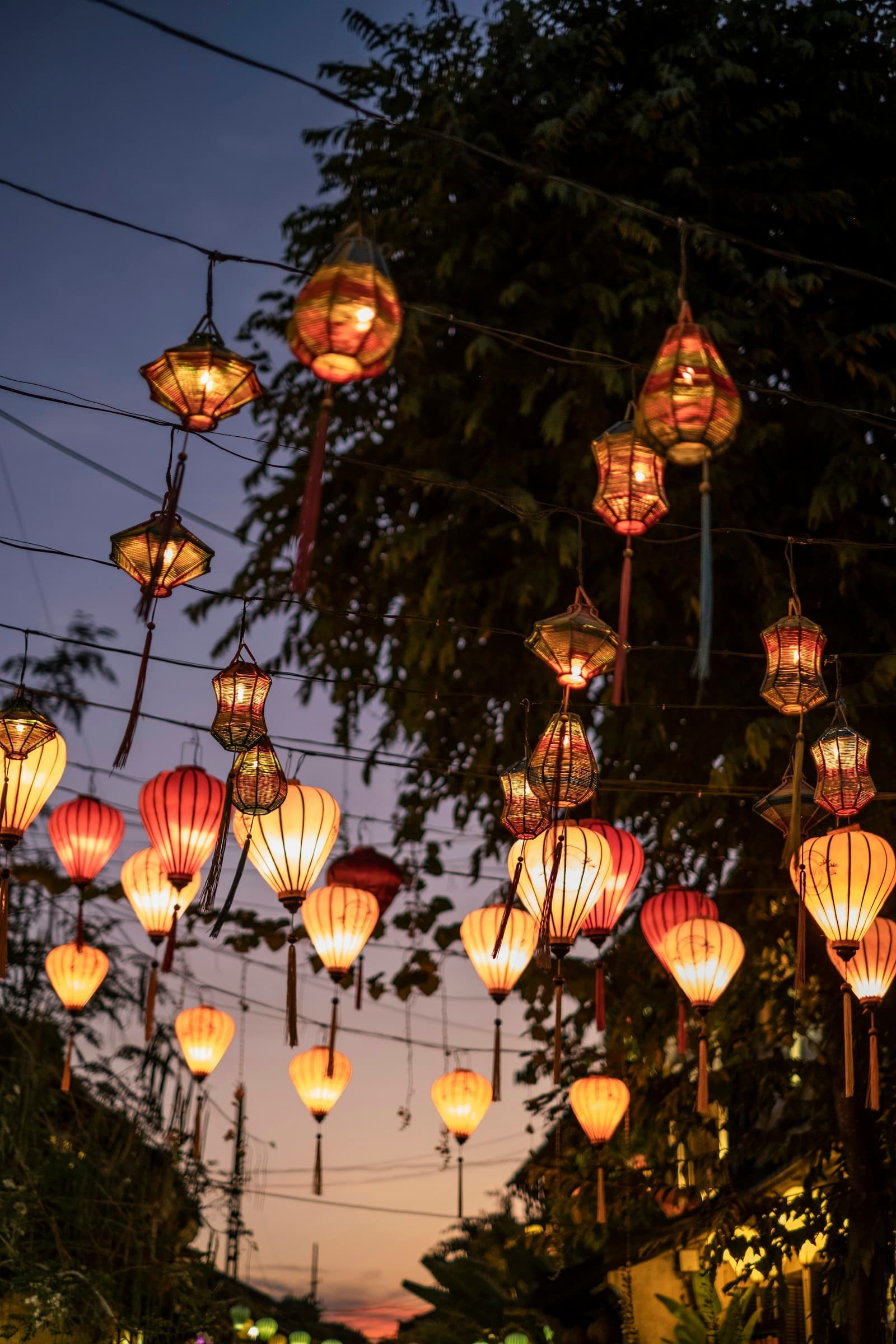 Lanternes illuminées se reflétant sur la rivière à Hoi An