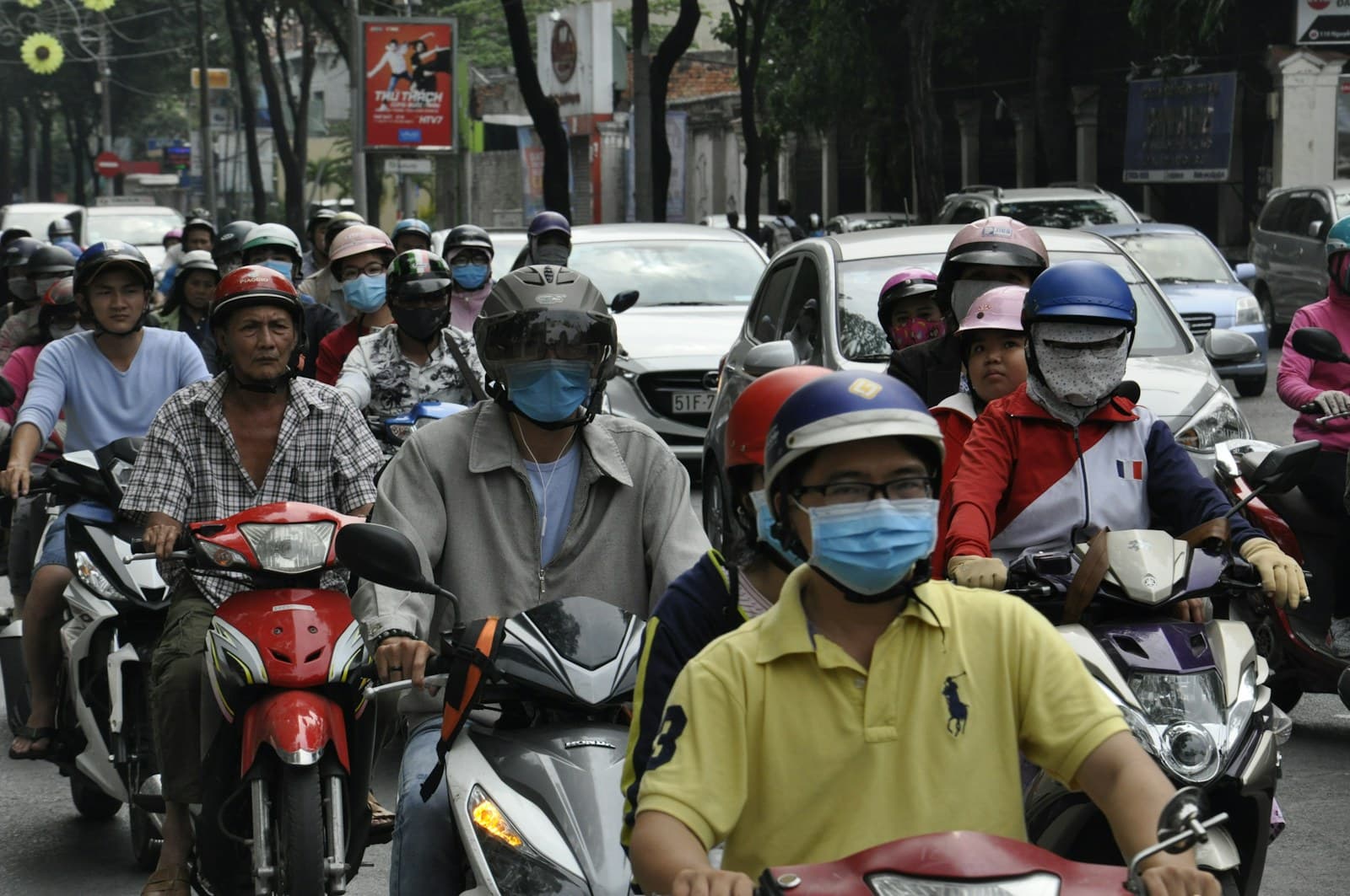 Trafic dense de scooters vietnamiens dans une rue